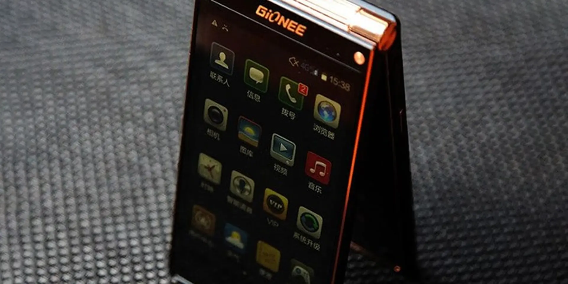 Siêu phẩm nắp gập Gionee W919 lộ diện: Vỏ da cao cấp, RAM 6GB, sẽ ra mắt sớm