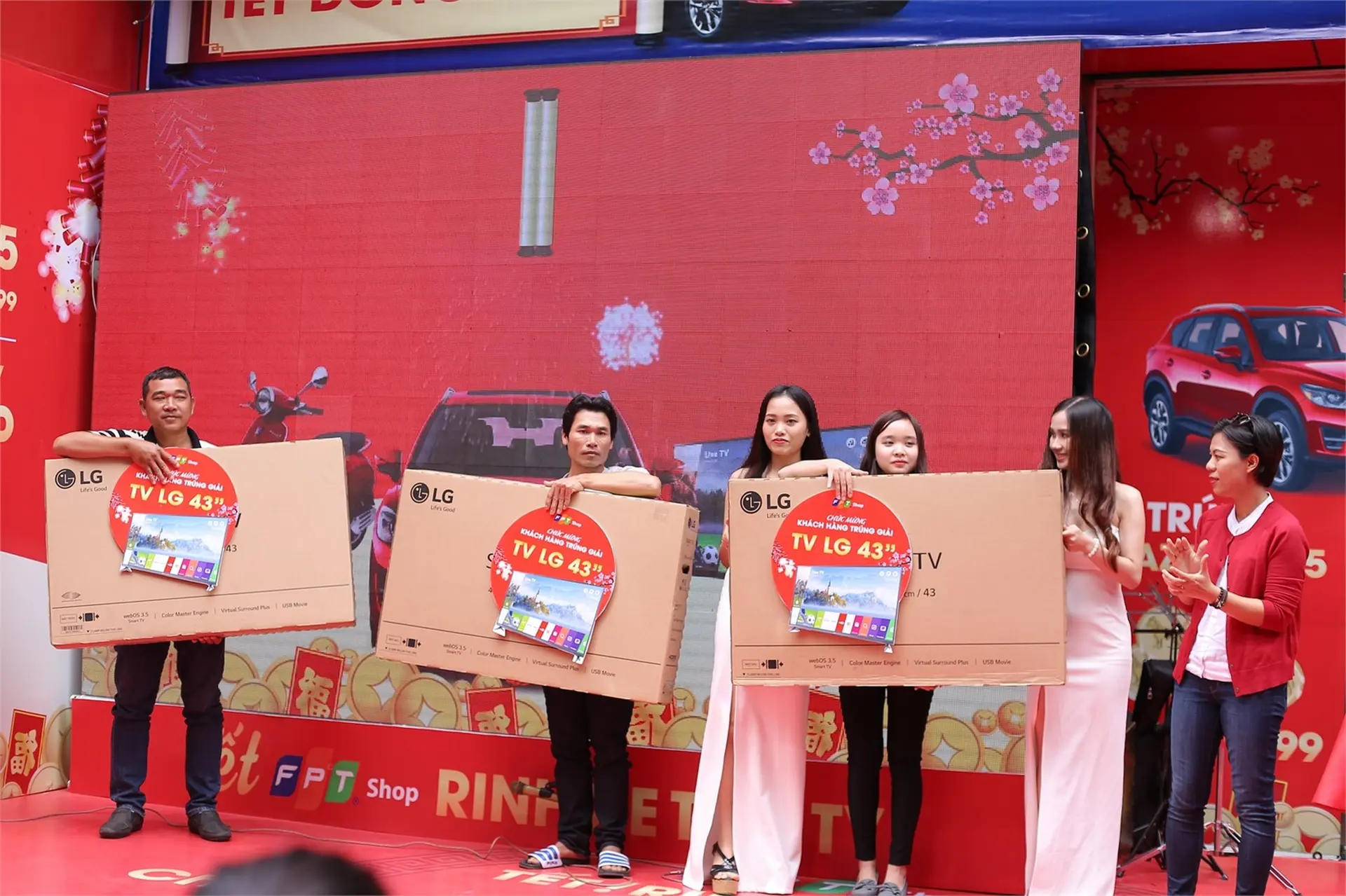 15 khách hàng may mắn đã được nhận smart tivi LG 43” khi mua smartphone Huawei tại FPT Shop