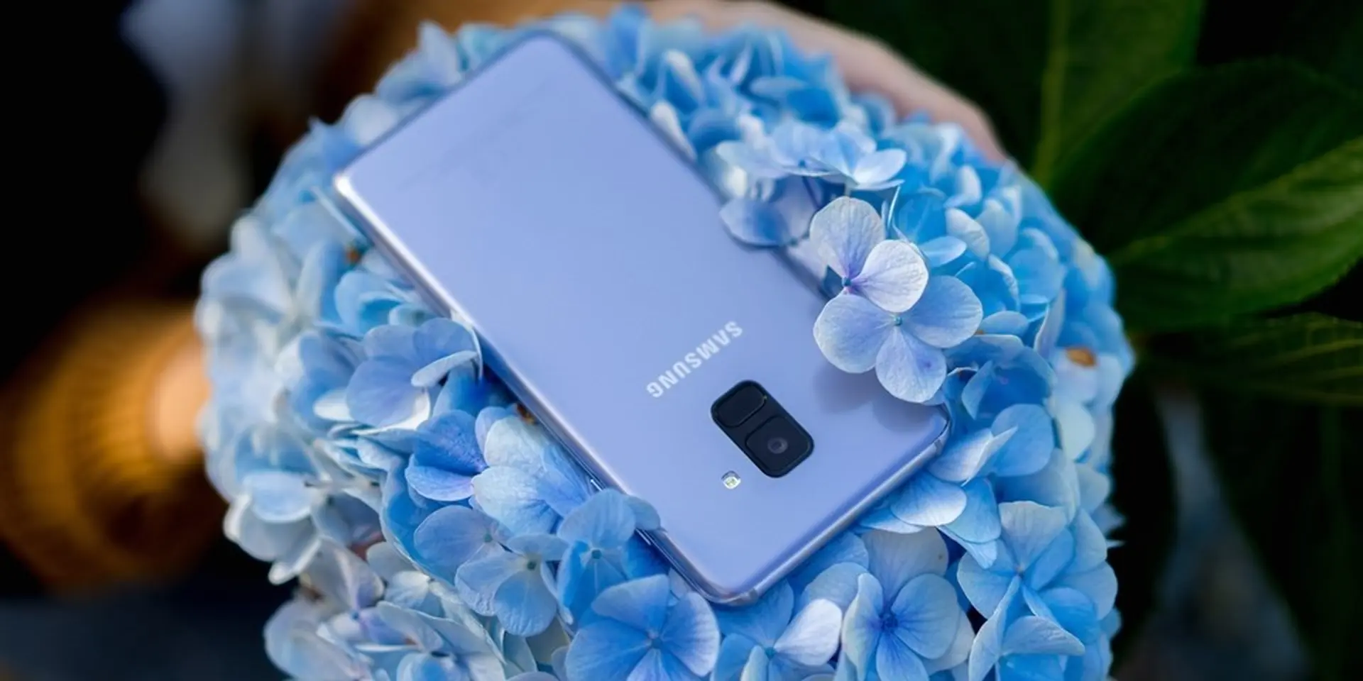 Ngắm Galaxy A8 2018 Tím Bạc khoe sắc giữa vườn hoa Cẩm Tú Cầu