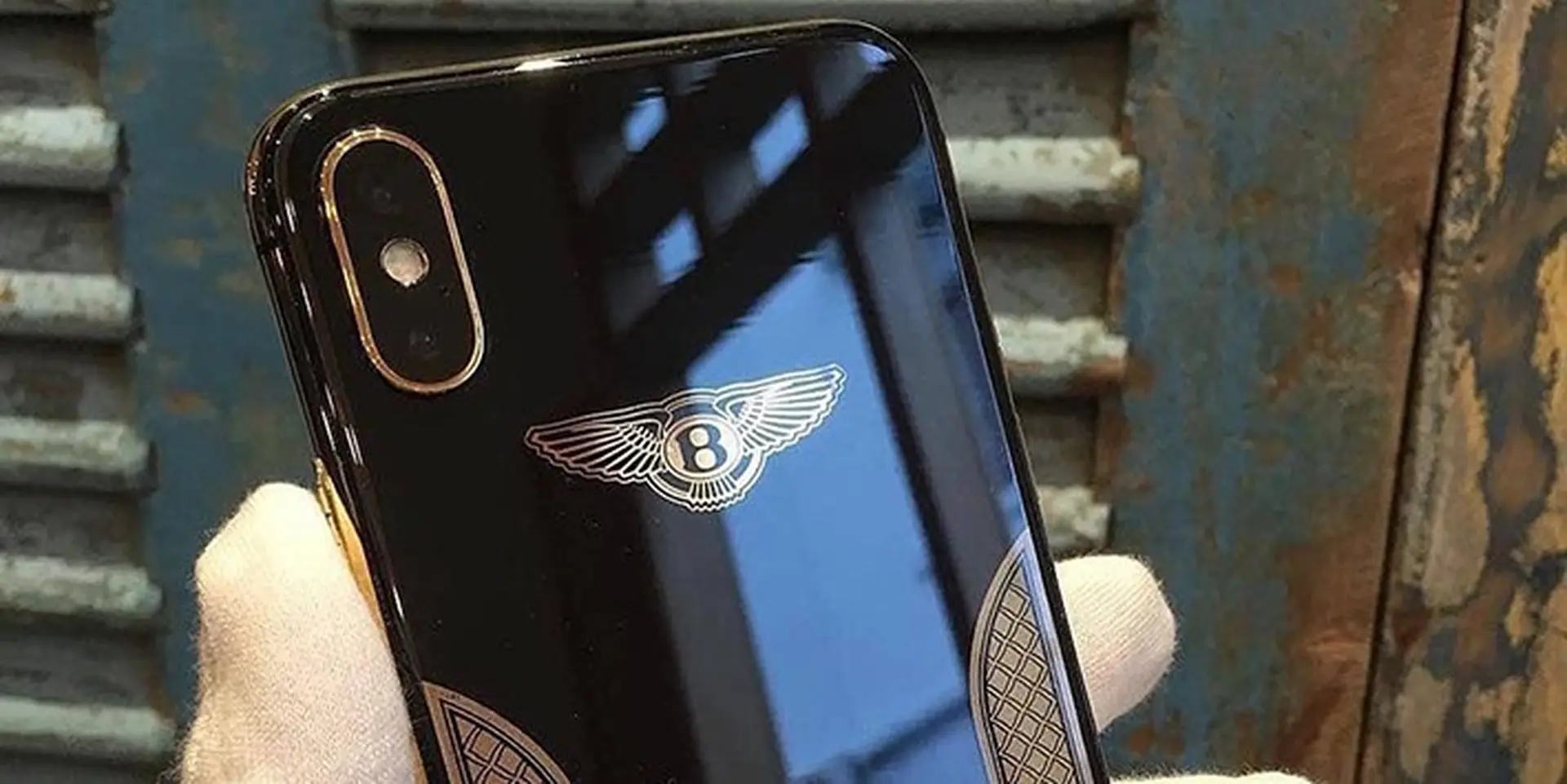 iPhone X có thêm phiên bản đặc biệt mạ vàng kết hợp với hãng siêu xe Bentley