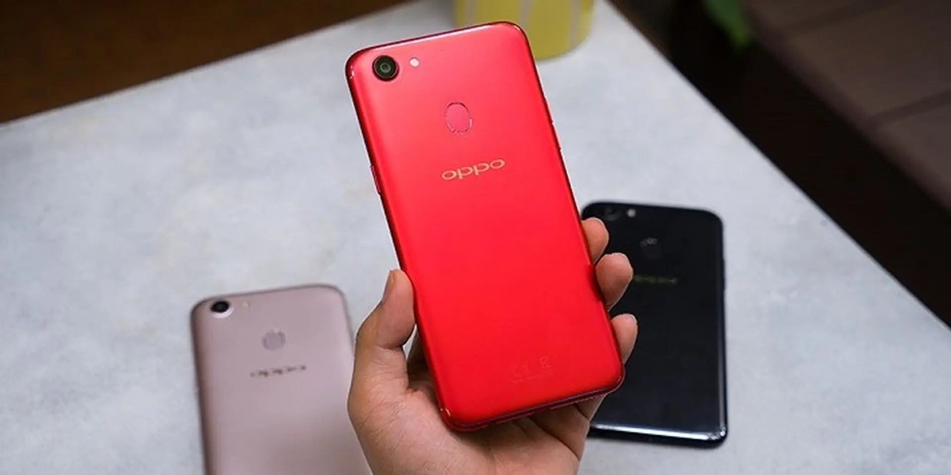 Mở hộp và trên tay OPPO F5 Red rực rỡ và nổi bật, giá không đổi chỉ 6.9 triệu đồng