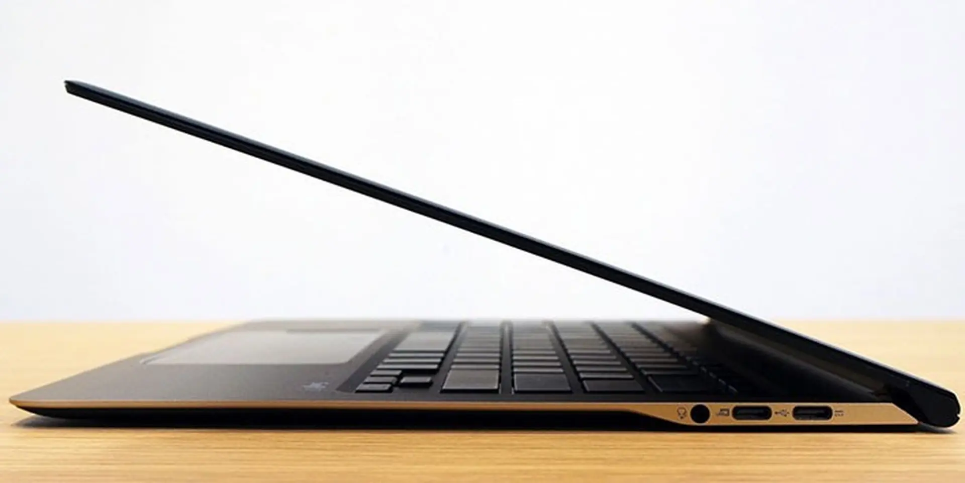[CES 2018] Acer Swift 7 ra mắt: Laptop mỏng nhất thế giới, chip i7, 4G LTE