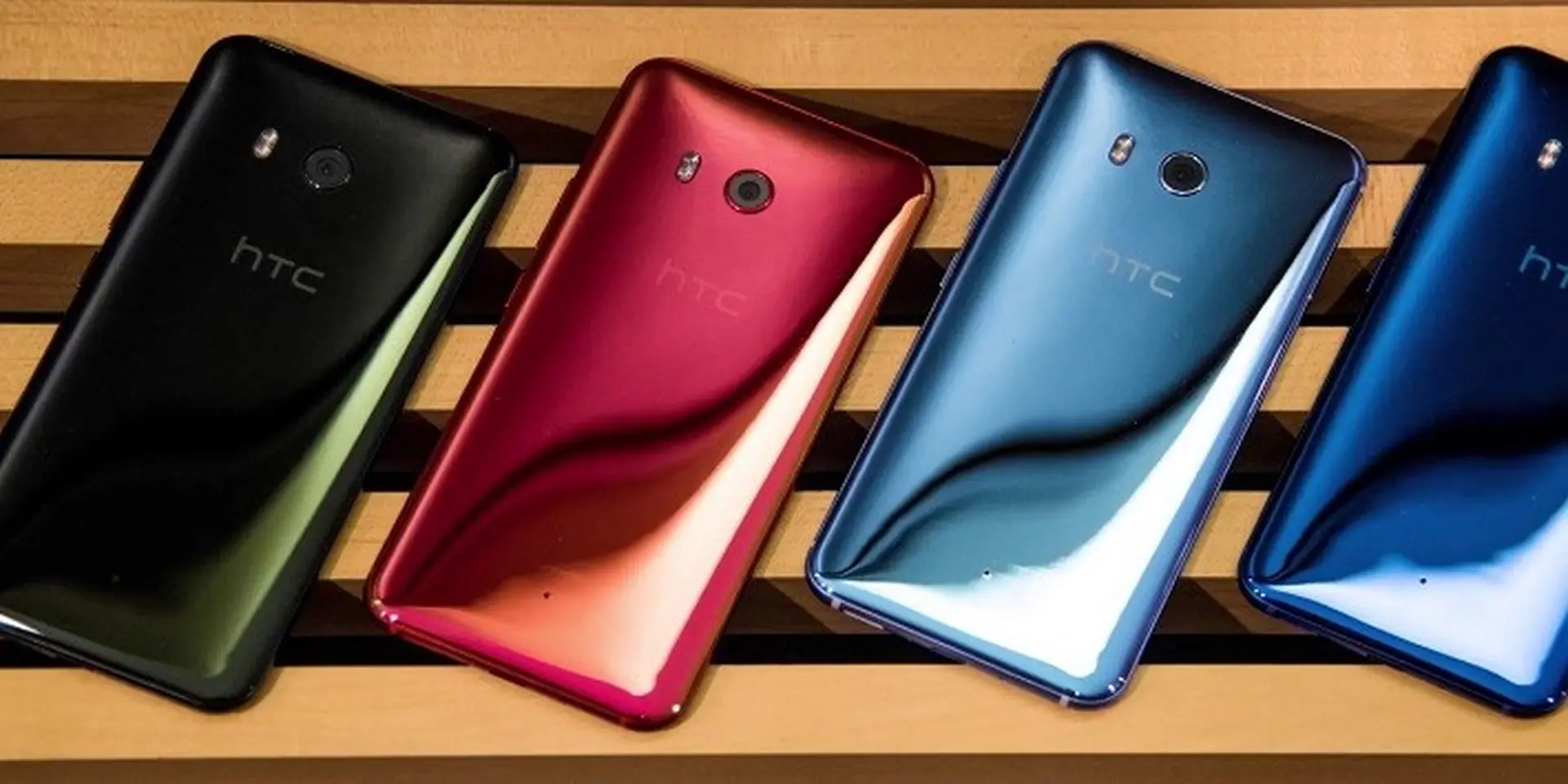 HTC sẽ trình làng HTC U11+ phiên bản màu đỏ 
