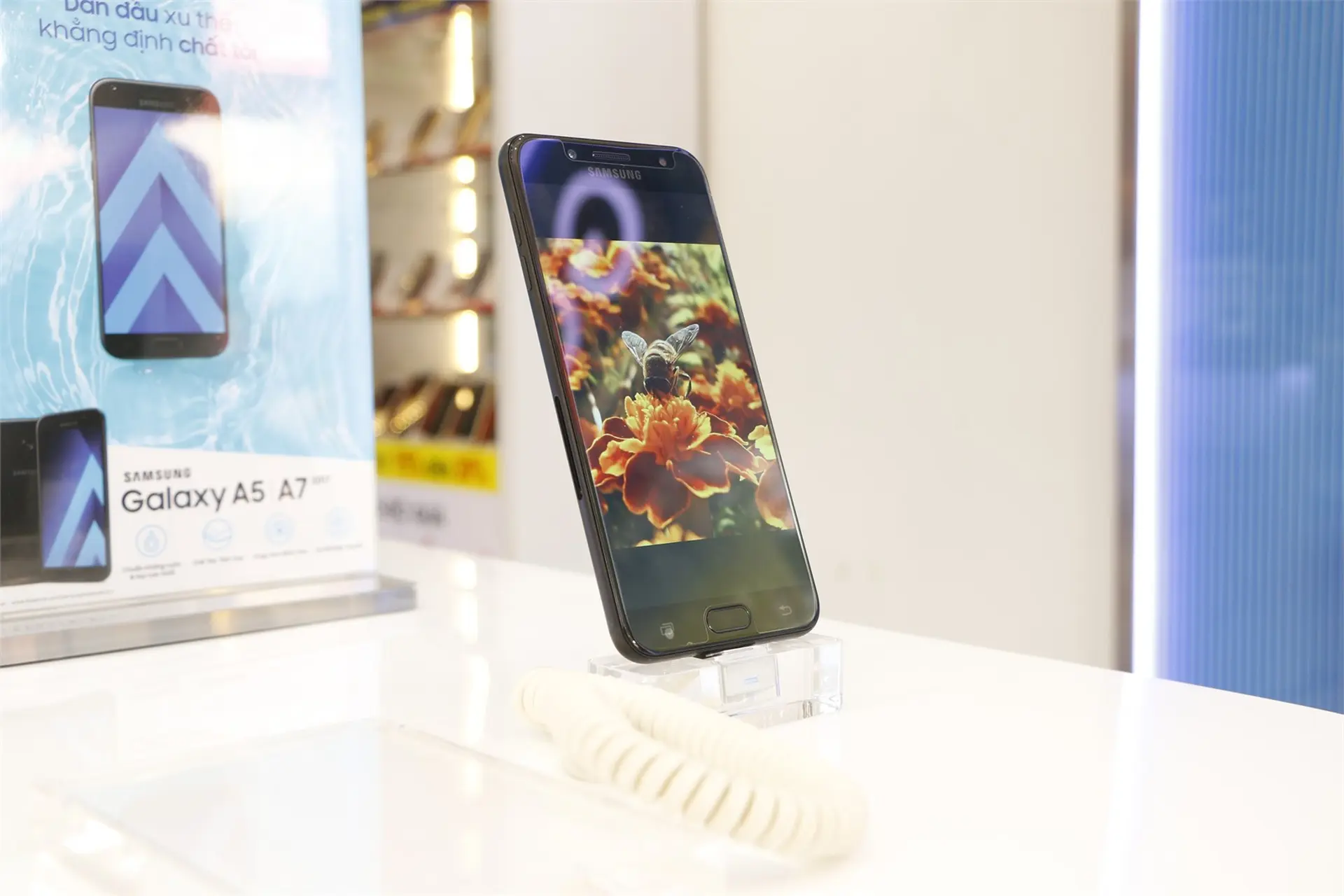 FPT Shop giảm 1 triệu đồng và tài trợ 100% lãi suất cho khách mua Galaxy J7+