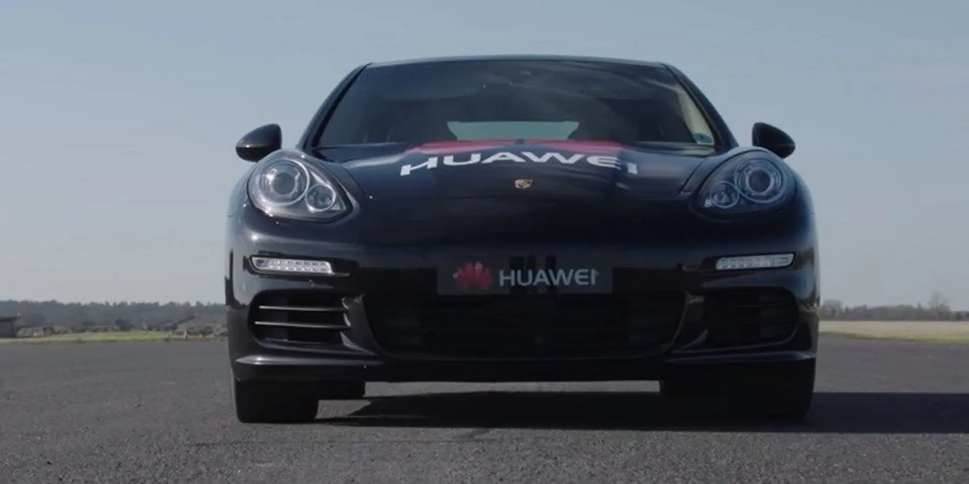 Huawei Mate 10 Pro là chiếc smartphone đầu tiên có thể lái xe 