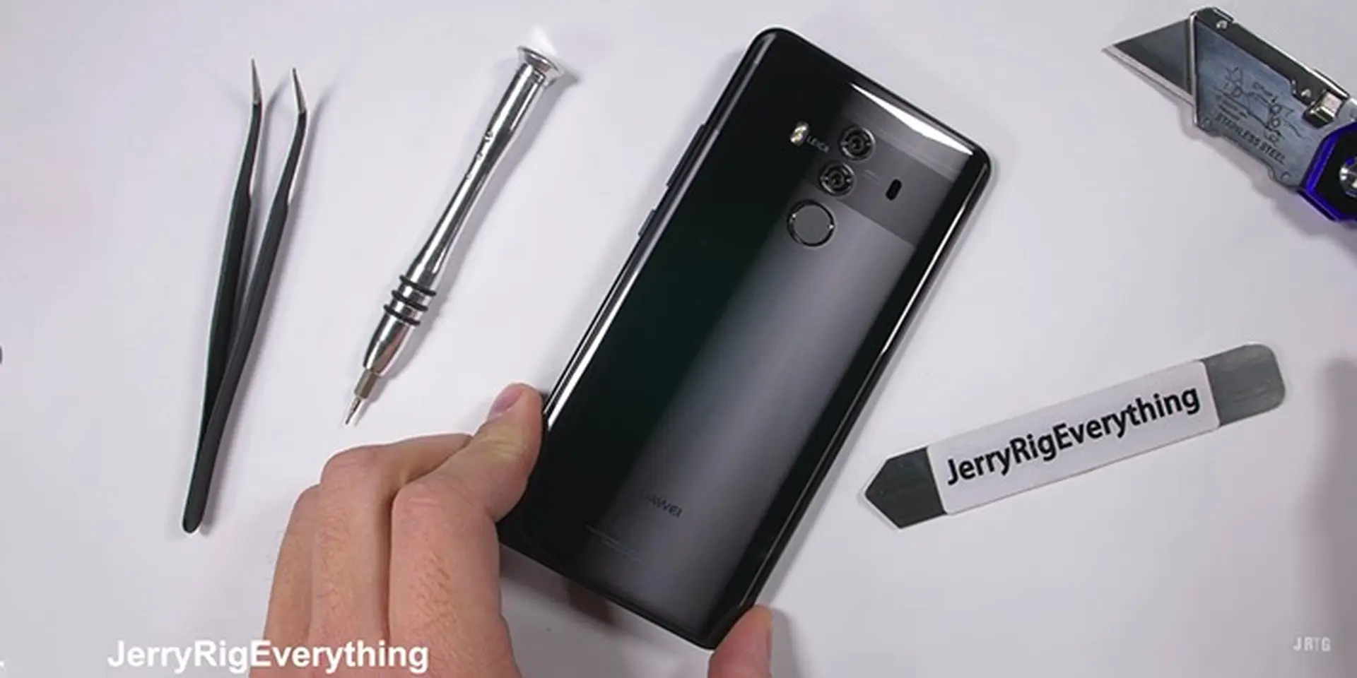 Huawei Mate 10 Pro chứng tỏ sức chịu đựng bền bỉ với màn tra tấn cắt, đốt và bẻ cong!!!