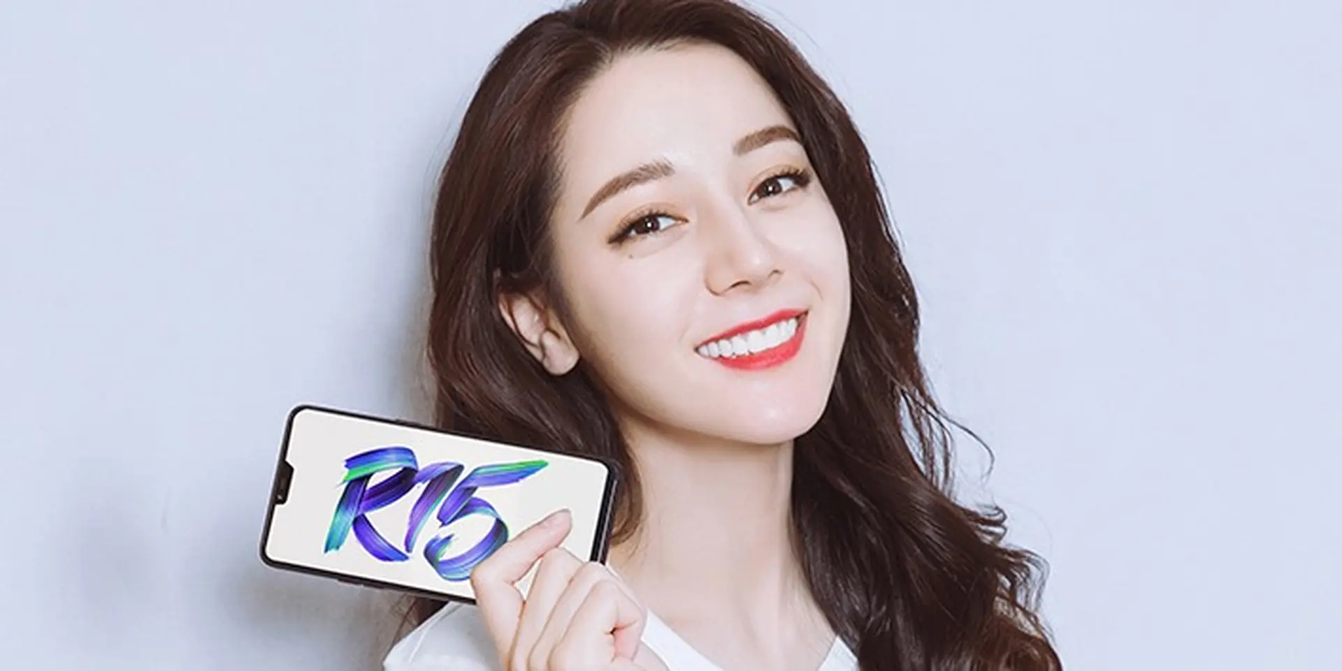 Rất nhiều hình ảnh OPPO R15 trên tay người nổi tiếng xuất hiện