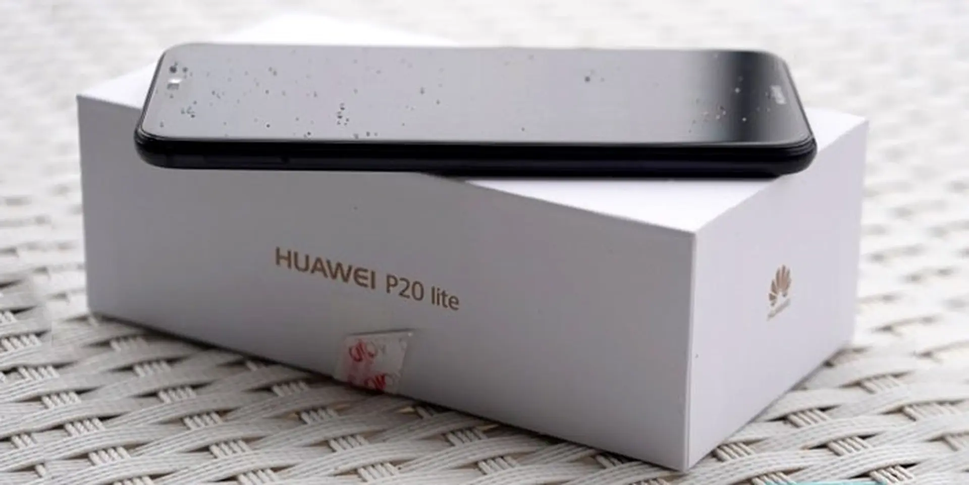 "Đập hộp" Huawei P20 Lite trước cả khi ra mắt chính thức