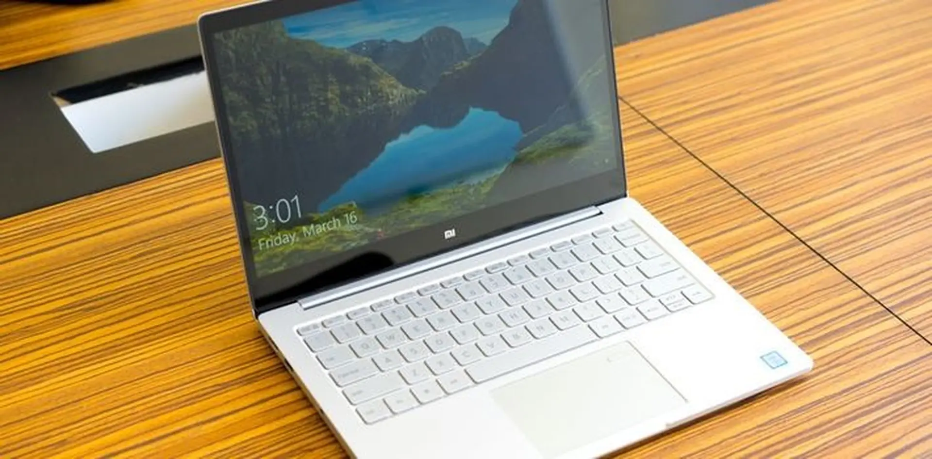 Trên tay Mi NoteBook Air 13 - Một chiếc laptop mang nhiều cảm xúc của Xiaomi