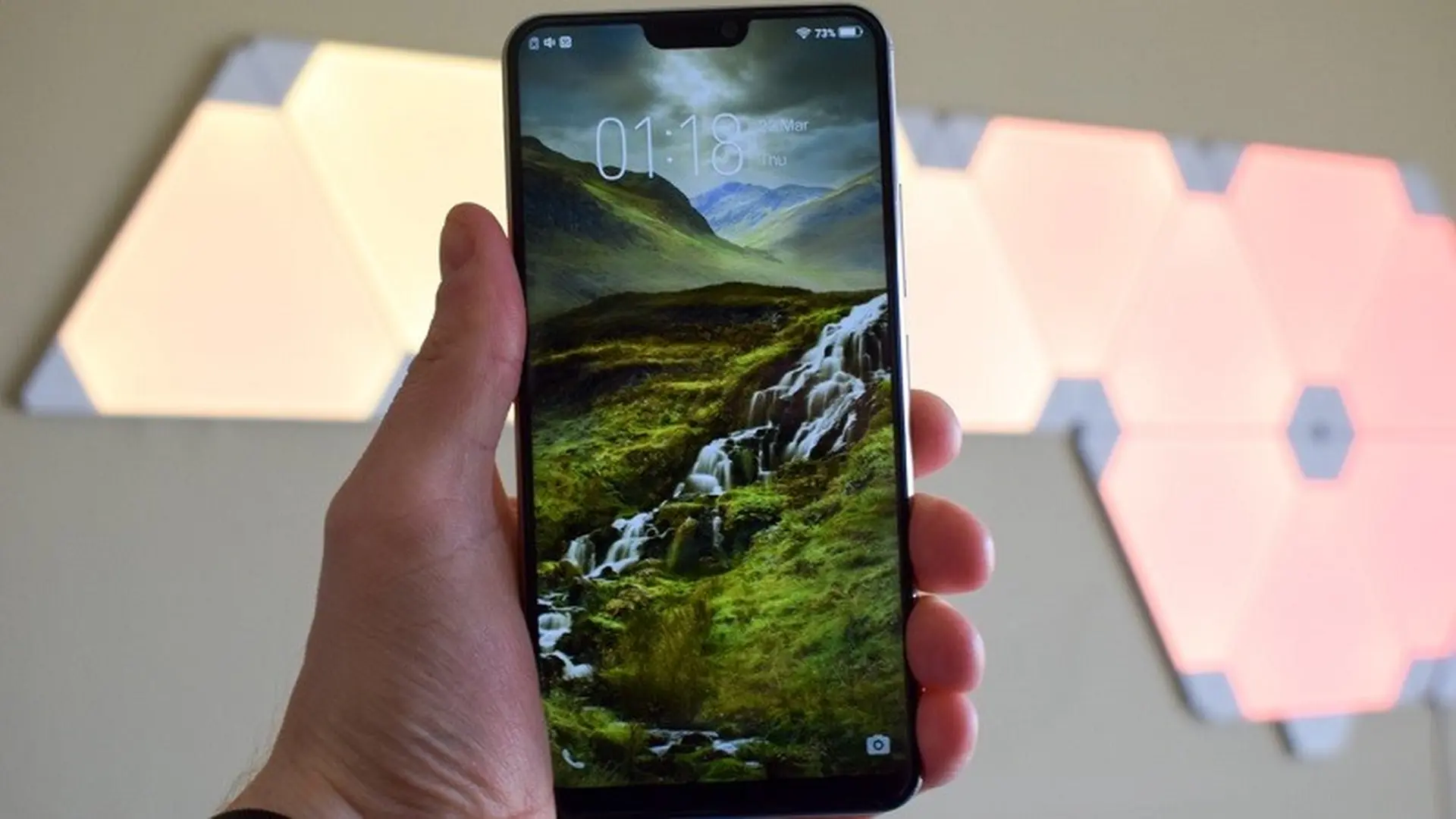 Vivo V9 bất ngờ ra mắt với thiết kế cực đẹp, camera trước 24MP xóa phông AI