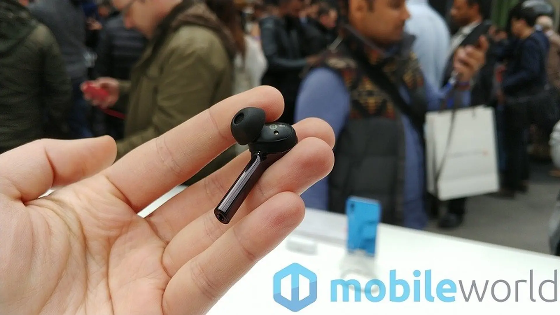 Ơn giời, tai nghe không dây AirPods đã có bản màu đen, nhưng là từ....Huawei