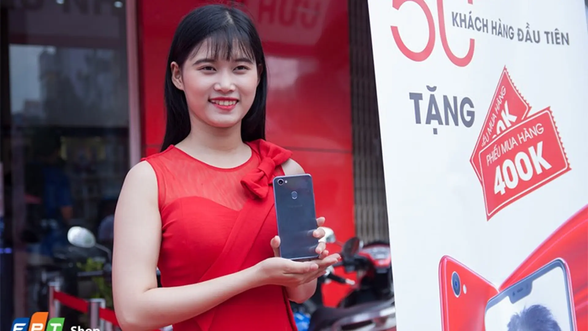 Tưng bừng ngày đầu mở bán “chuyên gia selfie” OPPO F7 tại FPTShop