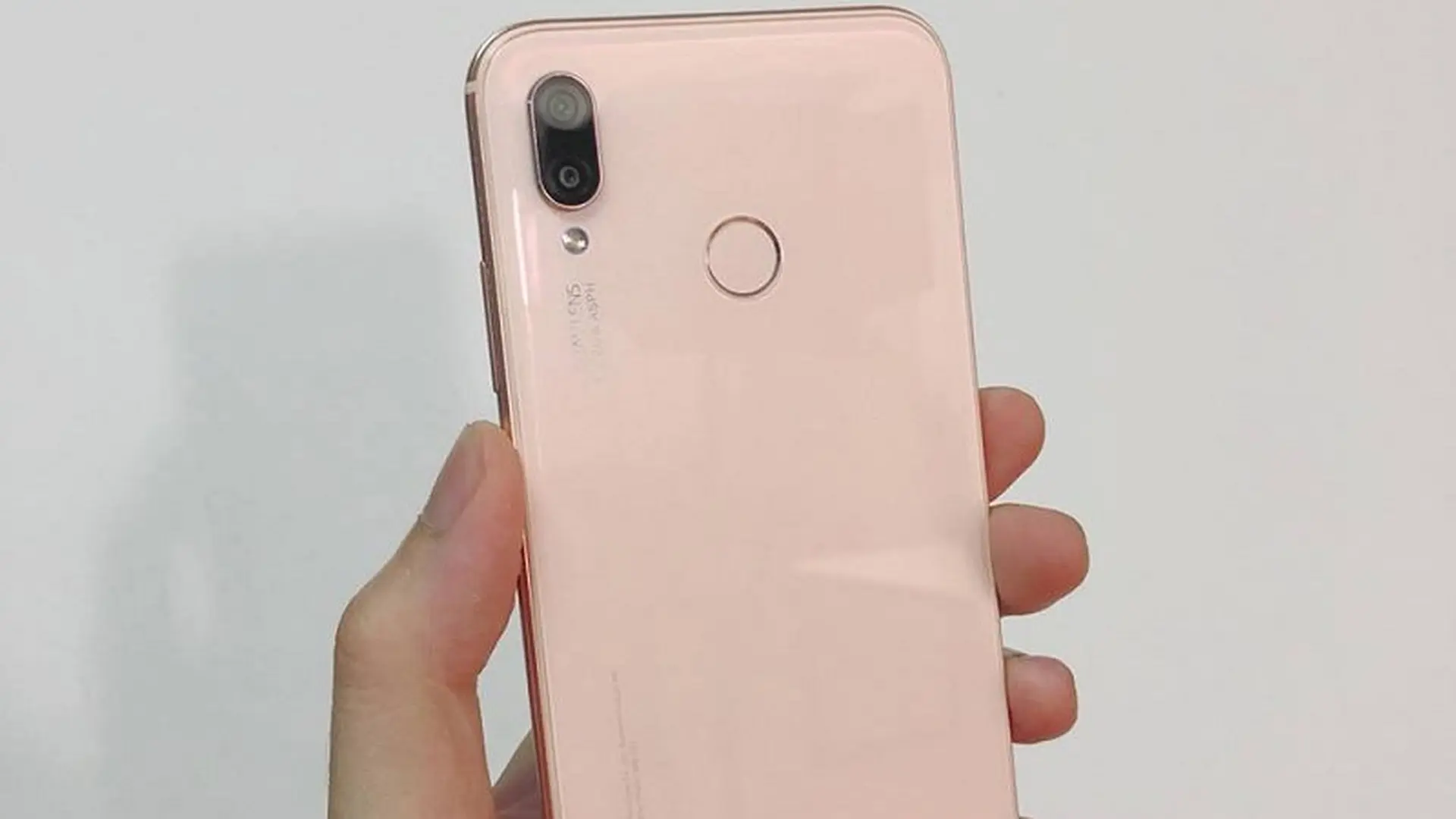 Huawei Nova 3e phiên bản Cherry Powder xuất hiện ngoài đời thực