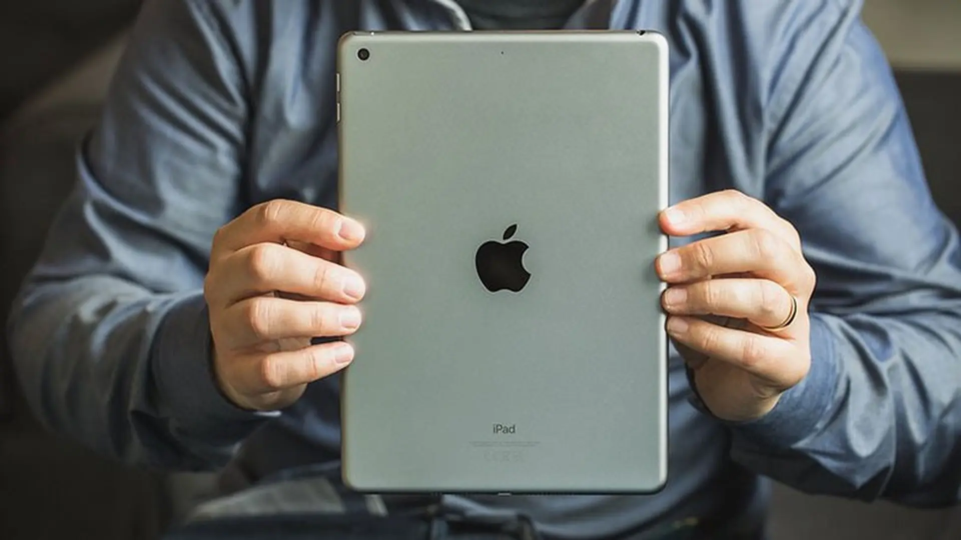 Apple iPad (2018): Vẫn tốt hơn mọi tablet Android