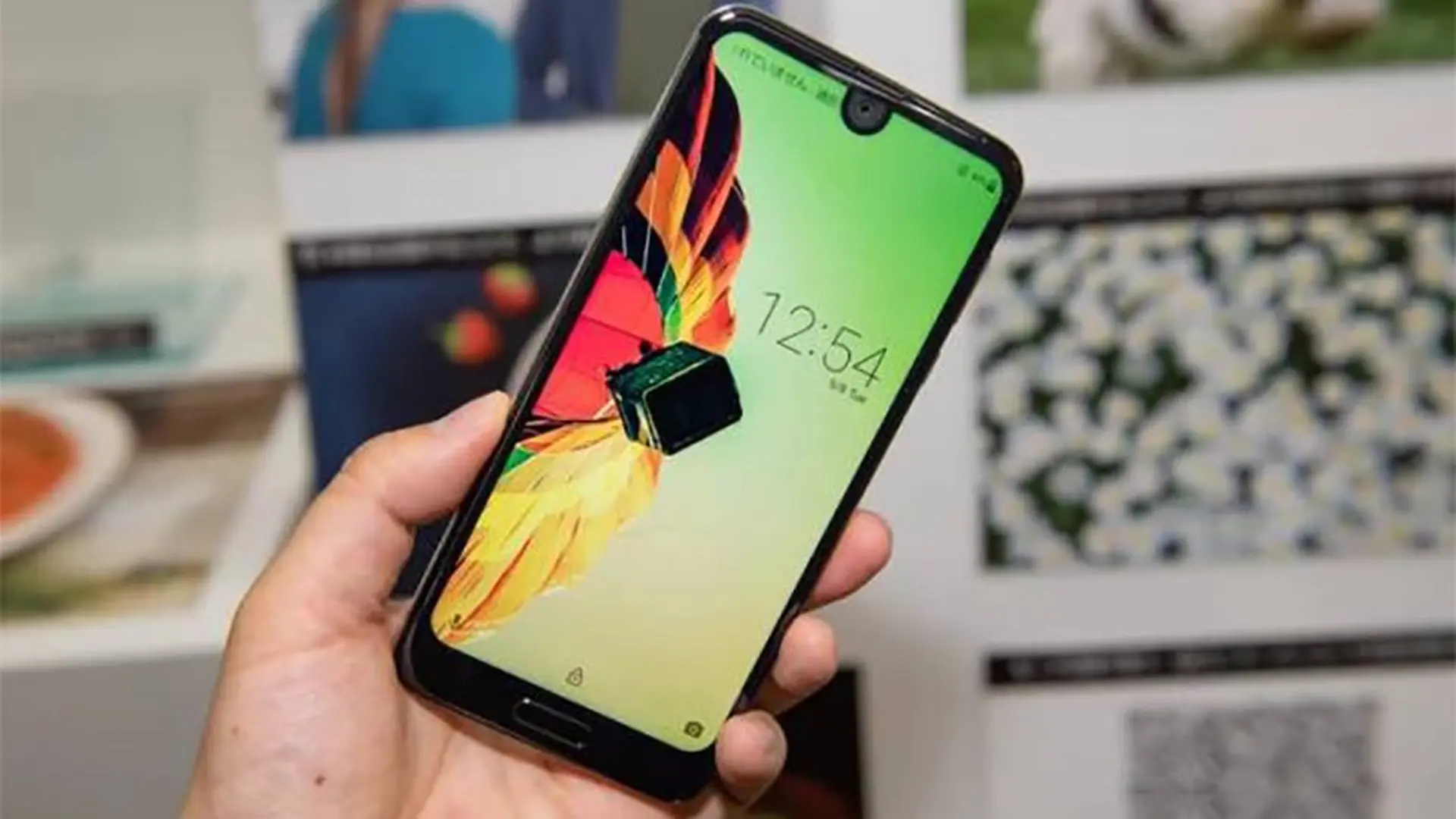 Trên tay Sharp Aquos R2: Màn hình tai thỏ, Snapdragon 845, camera chuyên chụp phong cảnh