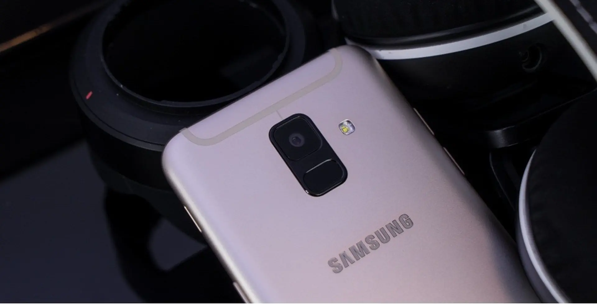 Trên tay Samsung Galaxy A6: "Đứa con lai" của J7 Pro và A8