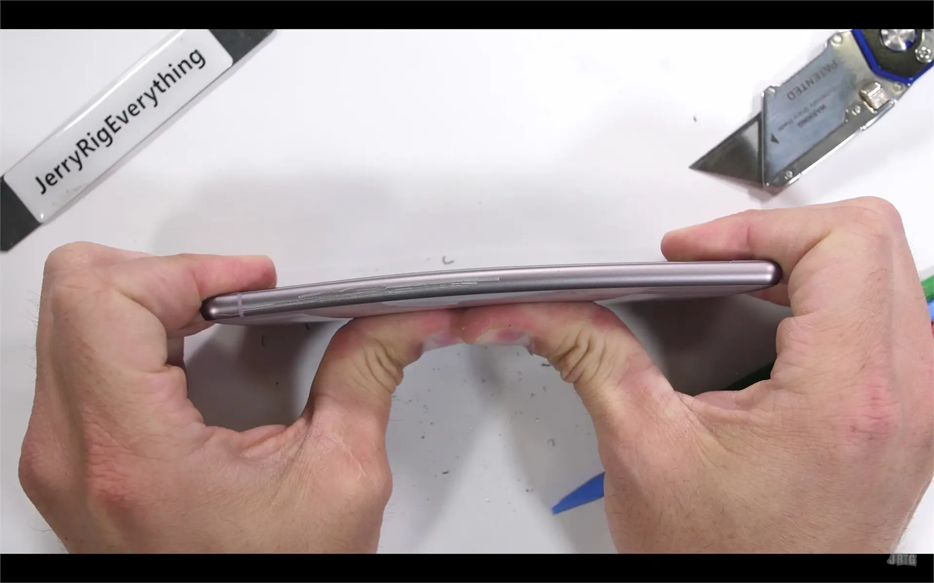 Xperia XZ2 có vượt qua được thử thách độ bền? 