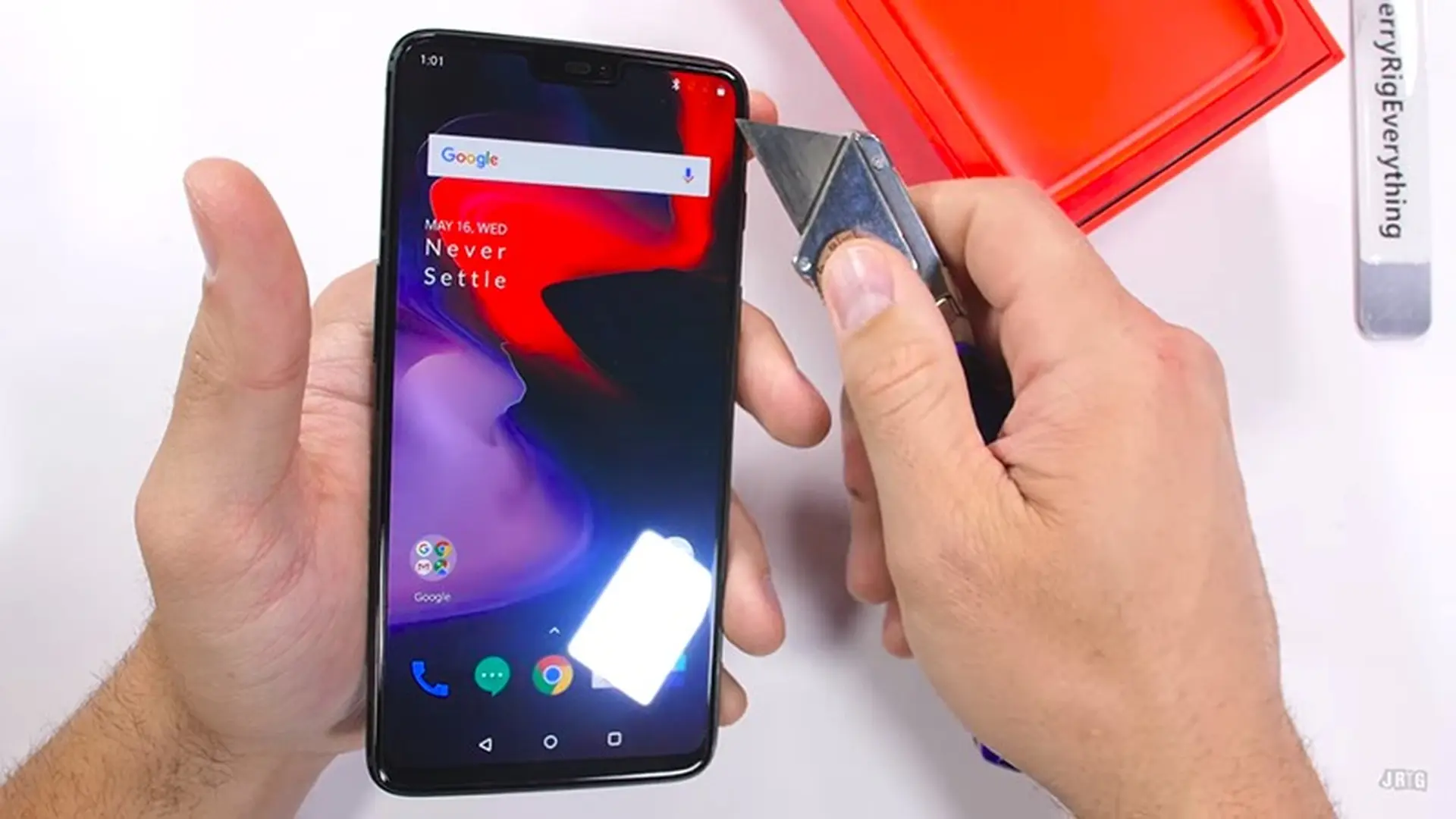 Cận cảnh màn tra tấn “Kẻ hủy diệt Flagship” OnePlus 6 bằng dao, lửa và lực bẻ cong