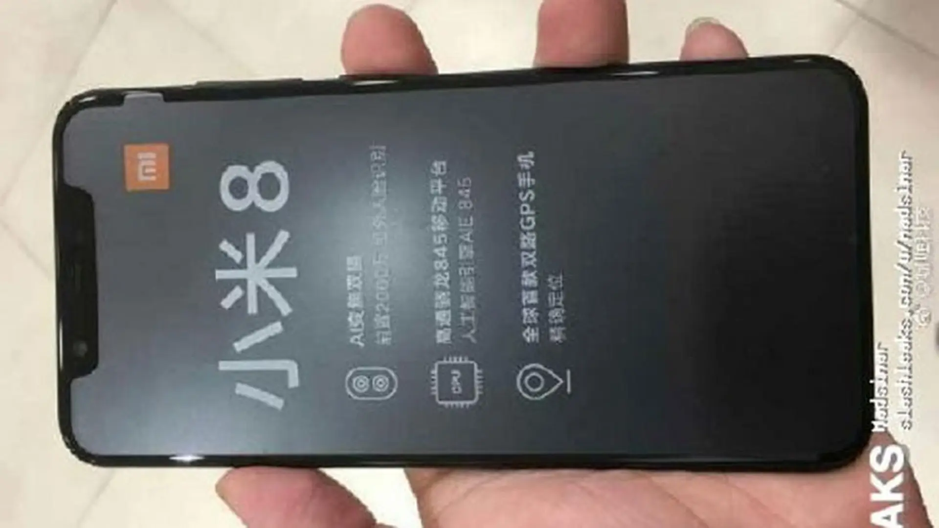 Hình ảnh trên tay Xiaomi Mi 8 bất ngờ lộ diện, giống y hệt iPhone X