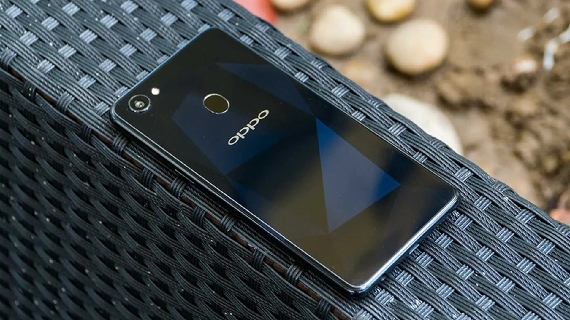 Trên tay OPPO F7 kim cương đen: màu mới siêu độc vừa bán ra ở Việt Nam