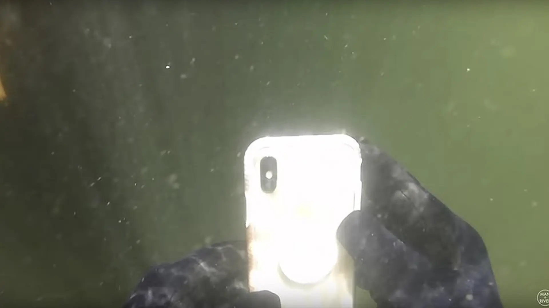 Tìm thấy iPhone X sau 1 tuần nằm ở đáy sông và cái kết bất ngờ