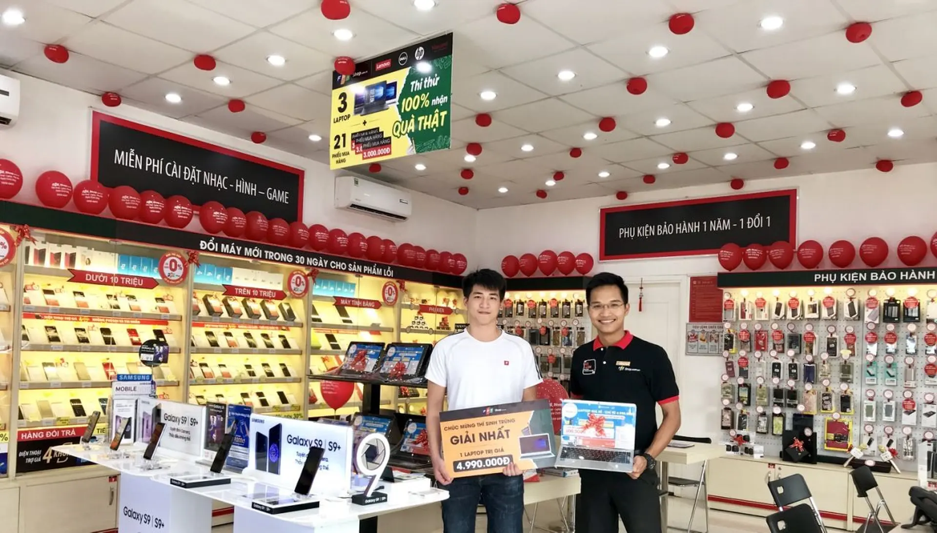 Chúc mừng sĩ tử đầu tiên trúng laptop Masstel L133 khi “Thi thử nhận quà thật” tại FPT Shop