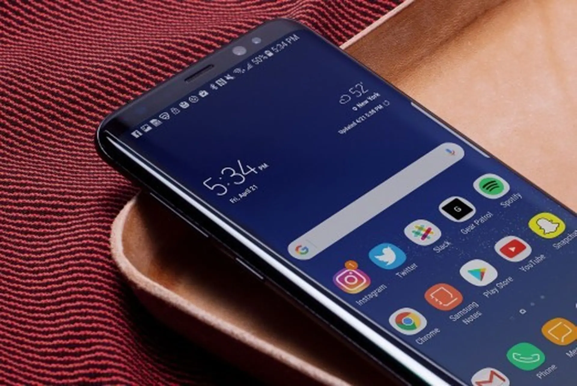Quà tặng đặc quyền cho khách sở hữu Galaxy J6 tại FPT Shop