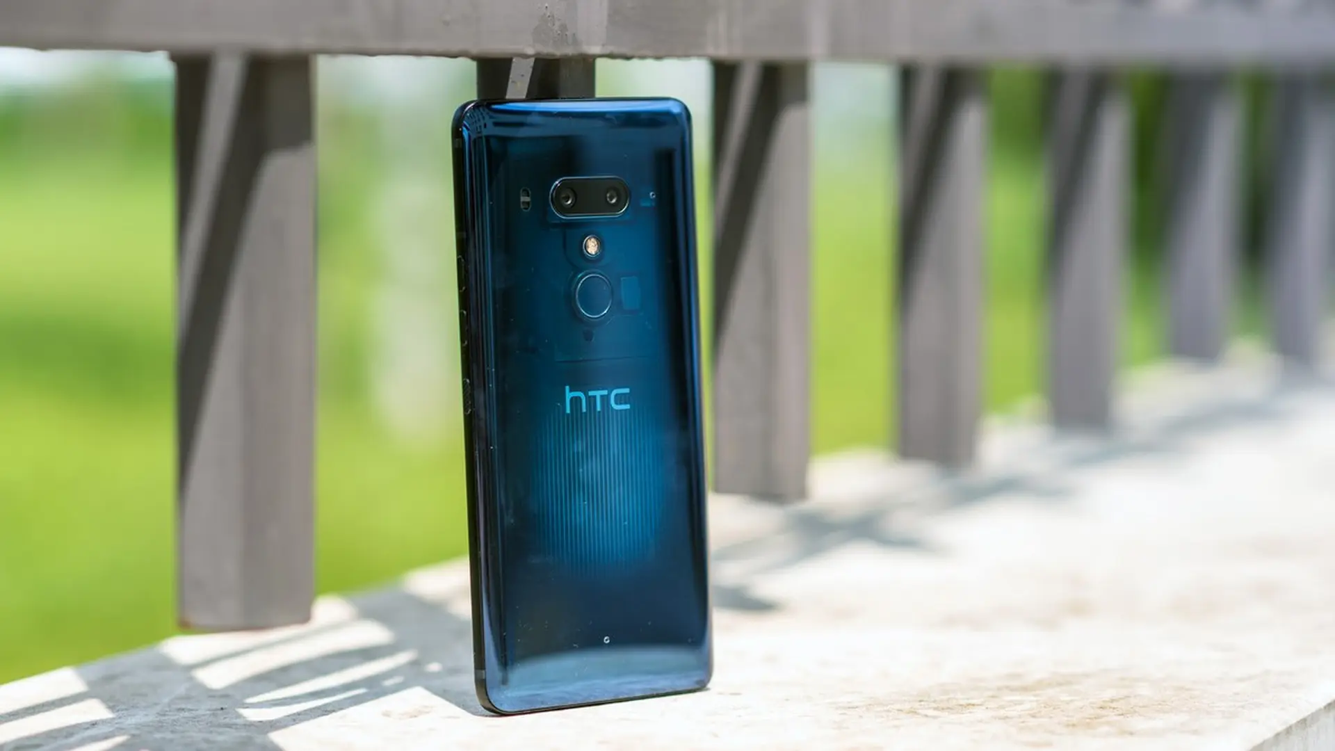 Mở hộp và đánh giá thiết kế HTC U12+: nam tính, vô cùng độc đáo