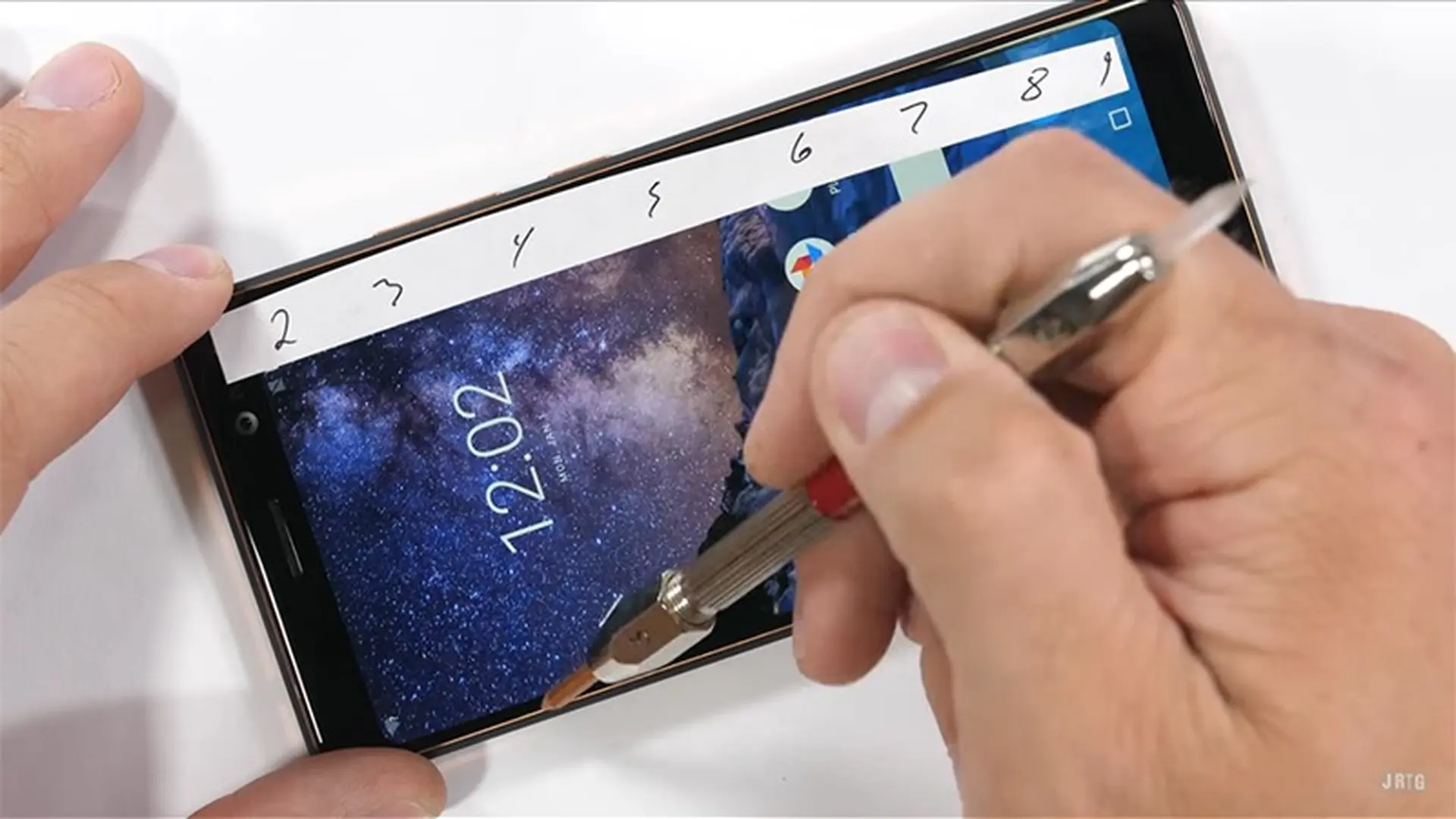 [Video] Nokia 7 Plus "sống sót" sau màn tra tấn đầy "thô bạo" của JerryRigEverything