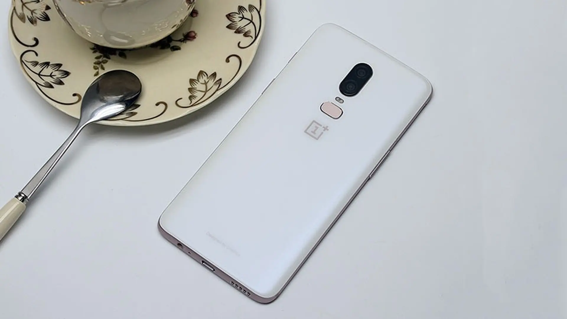 Trên tay OnePlus 6 Silk White: Hào nhoáng và sang trọng!