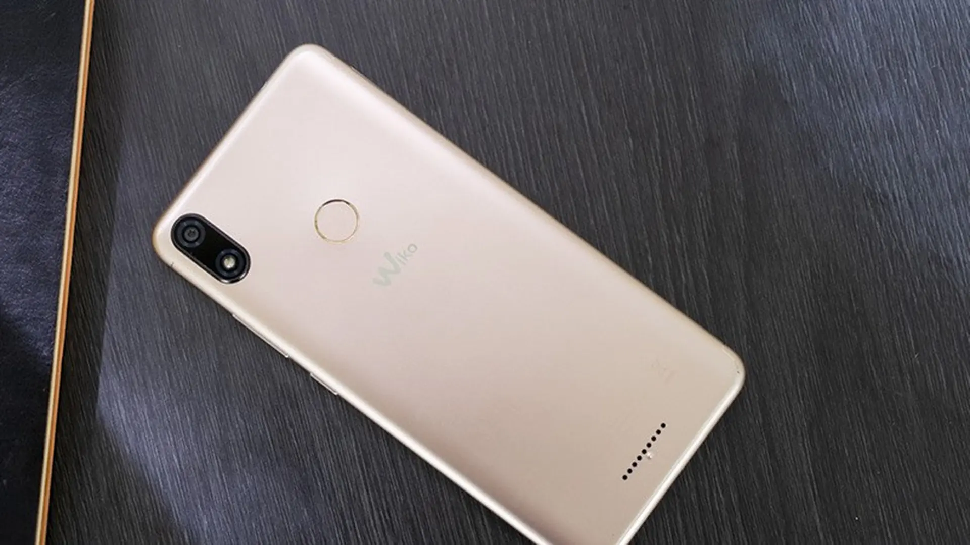 Mở hộp Wiko View Max: Pin 4.000 mAh, màn hình 6 inch 18:9, ốp lưng cực chất