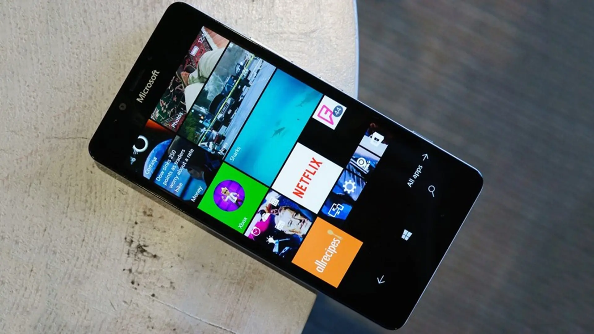 Không chịu thua kém các đối thủ, Microsoft chuẩn bị trình làng smartphone Android