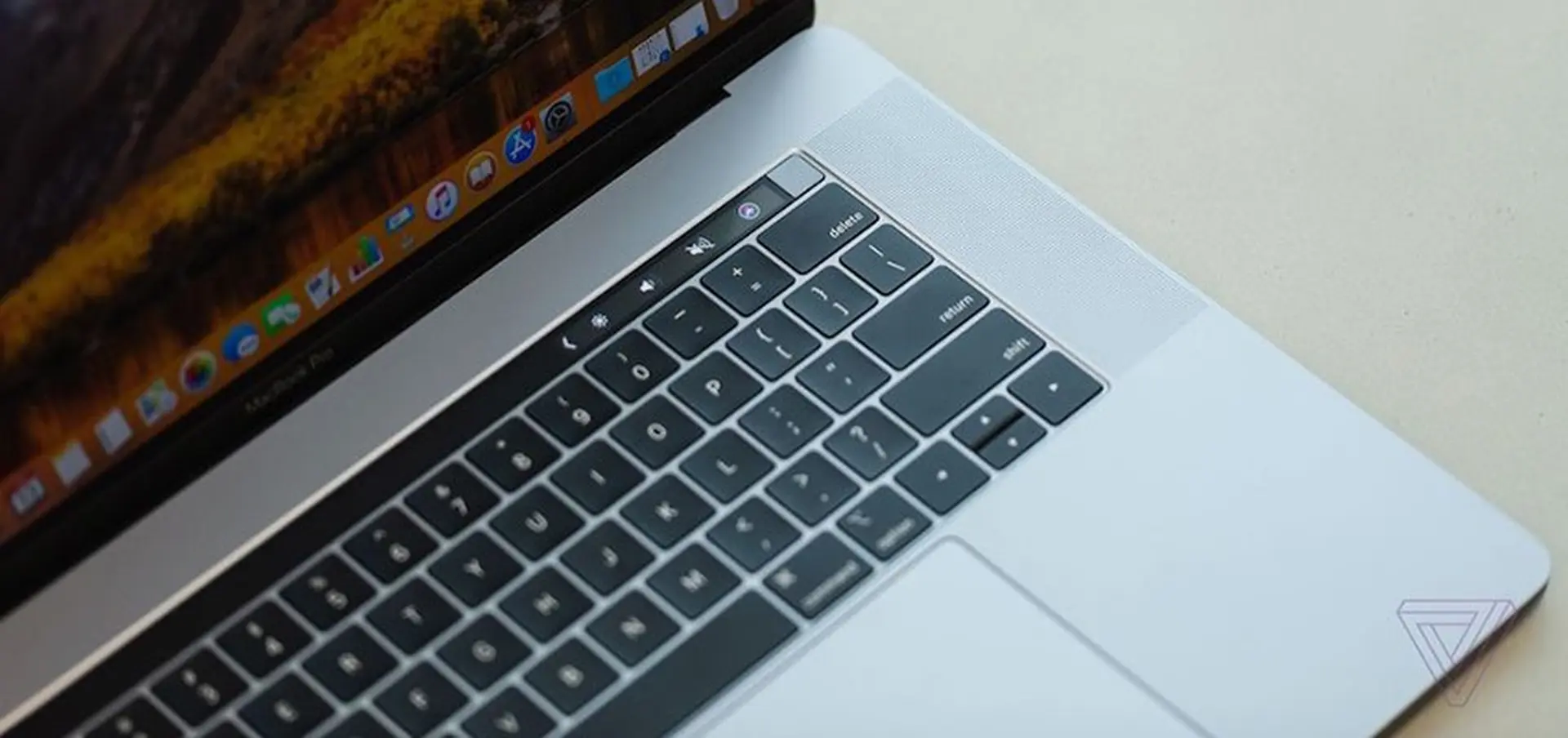 Bàn phím trên Macbook Pro 2018 chưa được khắc phục hoàn toàn lỗi dính phím