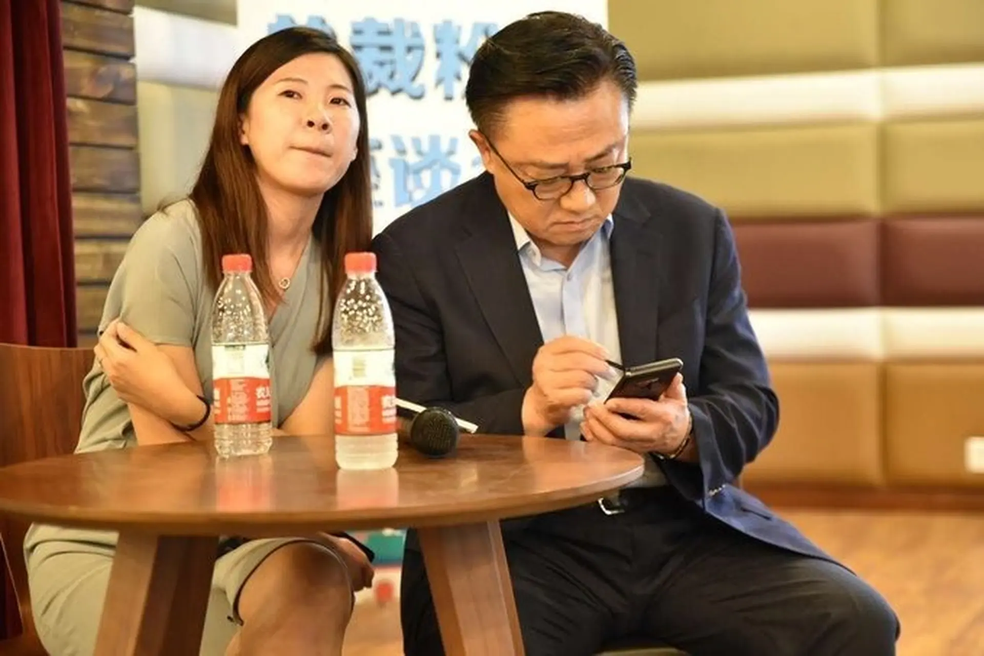 HOT: CEO Samsung đang cầm trên tay Galaxy Note 9