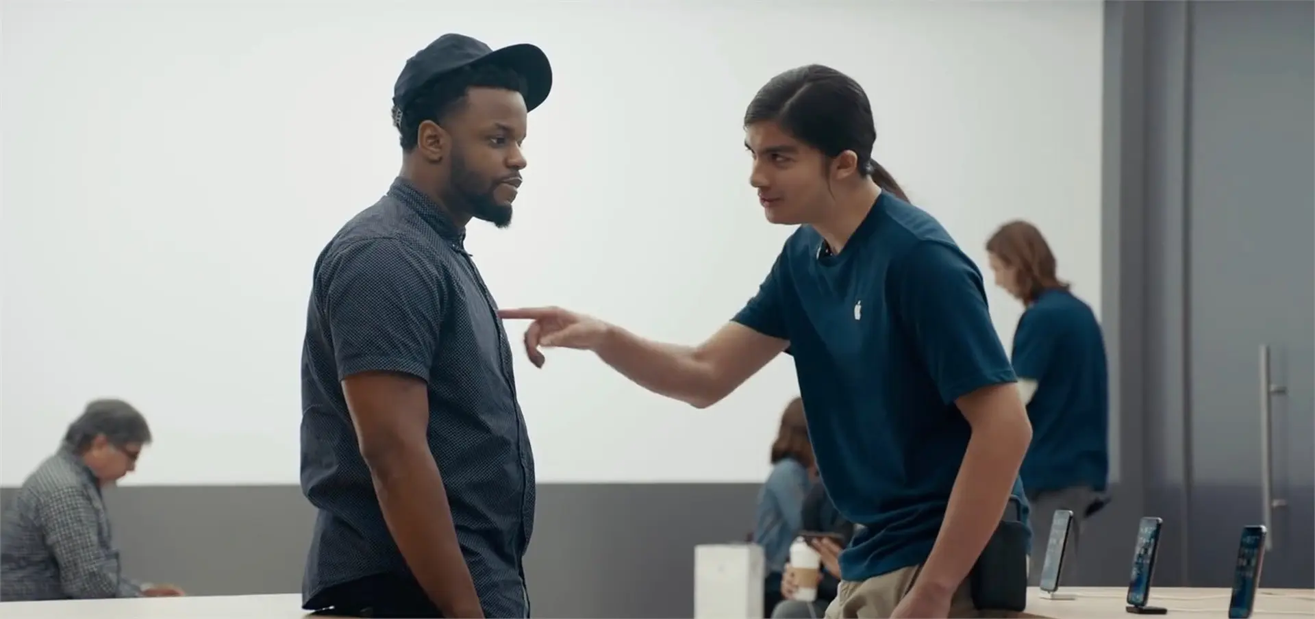 Samsung lại chế giễu iPhone X của Apple bằng loạt video đầy sự hài hước