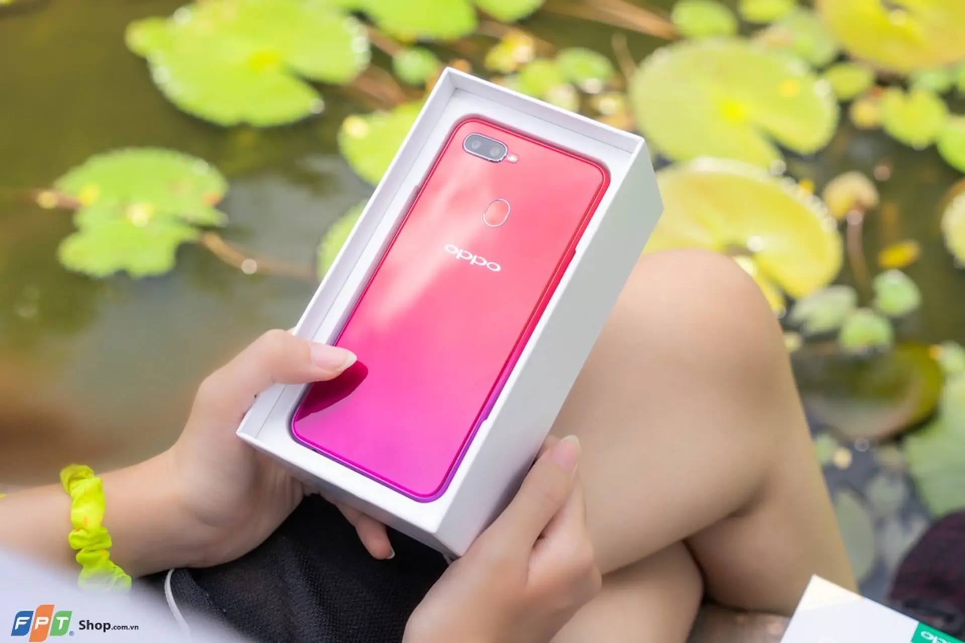 Mở hộp và trên tay OPPO F9 phiên bản màu đỏ ánh dương vô cùng quyến rũ