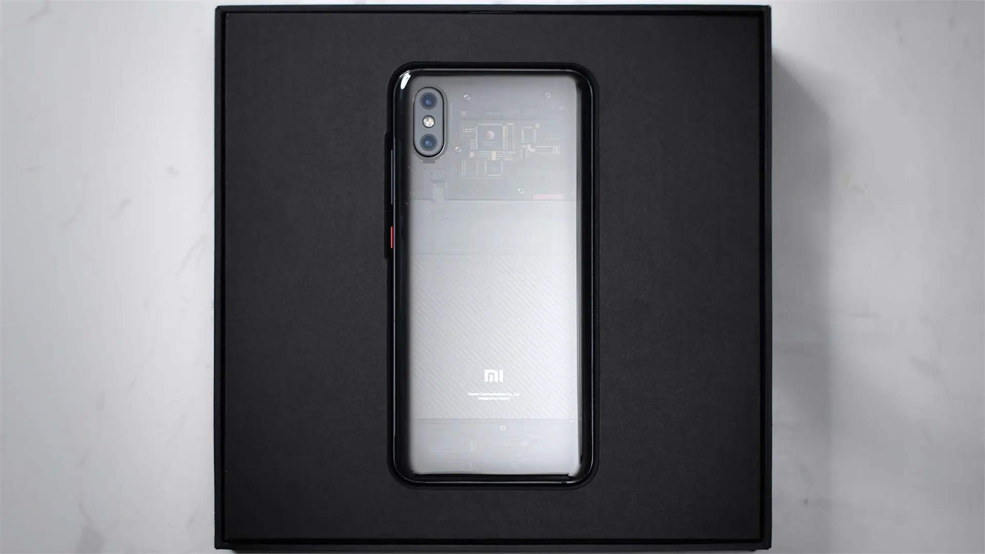 Mở hộp và trên tay Xiaomi Mi 8 EE tại Việt Nam: lưng trong suốt cực chất, vân tay trong màn hình dùng ổn