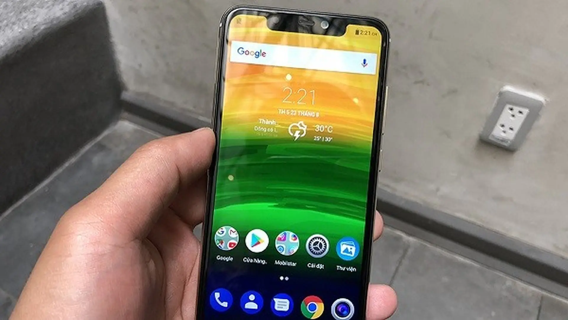 Mobiistar X bất ngờ lộ diện trên tay người dùng: “tai thỏ” đẹp như iPhone X, giá rẻ