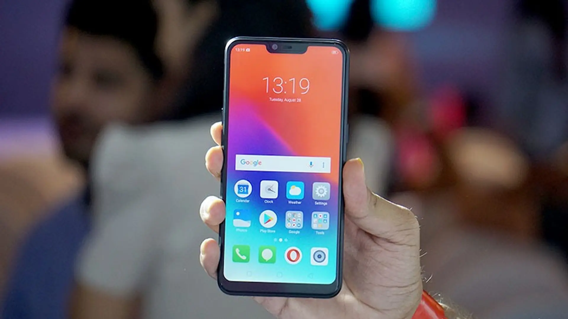 Trên tay OPPO Realme 2: Notch tai thỏ, chip Snapdragon 425, camera kép, giá từ 3 triệu đồng