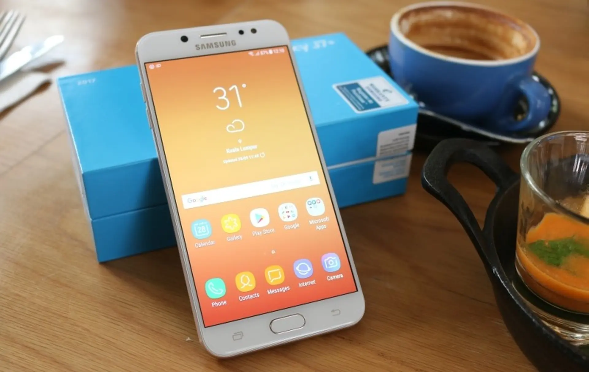 FPT Shop giảm 1 triệu đồng và tài trợ 100% lãi suất trả góp cho Galaxy J7+