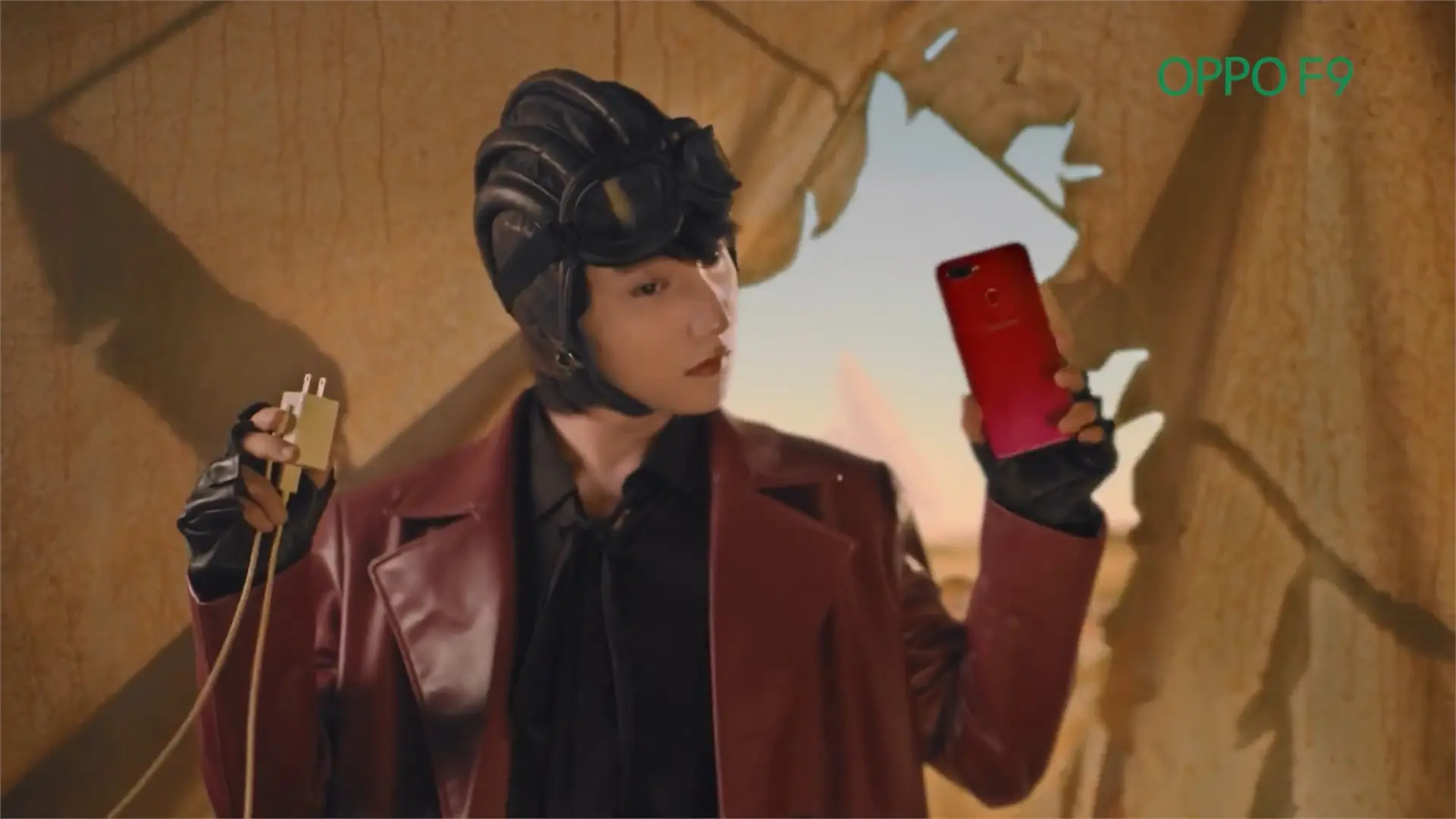 Sơn Tùng M-TP bất ngờ trên tay OPPO F9 trong đoạn video quảng cáo mới