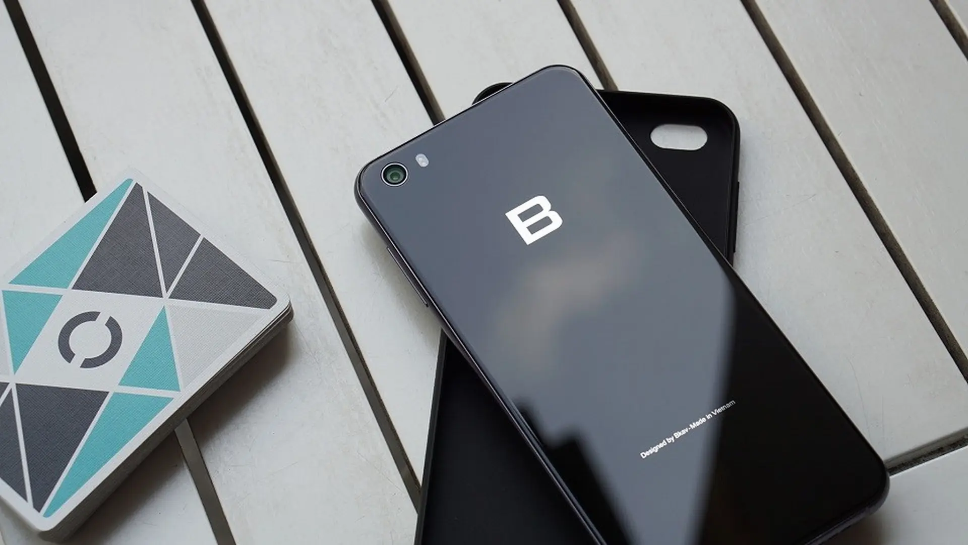 Bphone 3 chuẩn bị ra mắt: Có khả năng chống nước, màn hình lớn hơn Bphone 2
