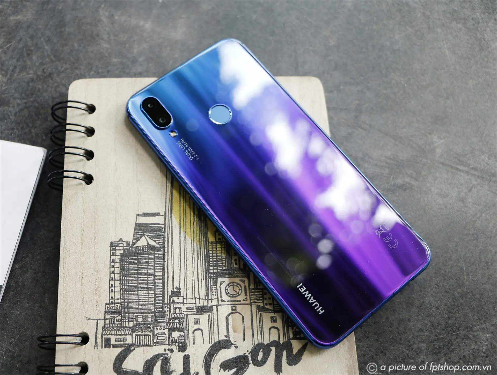 FPT Shop tặng sạc dự phòng 10.000mAh cho khách mua Huawei Nova 3i