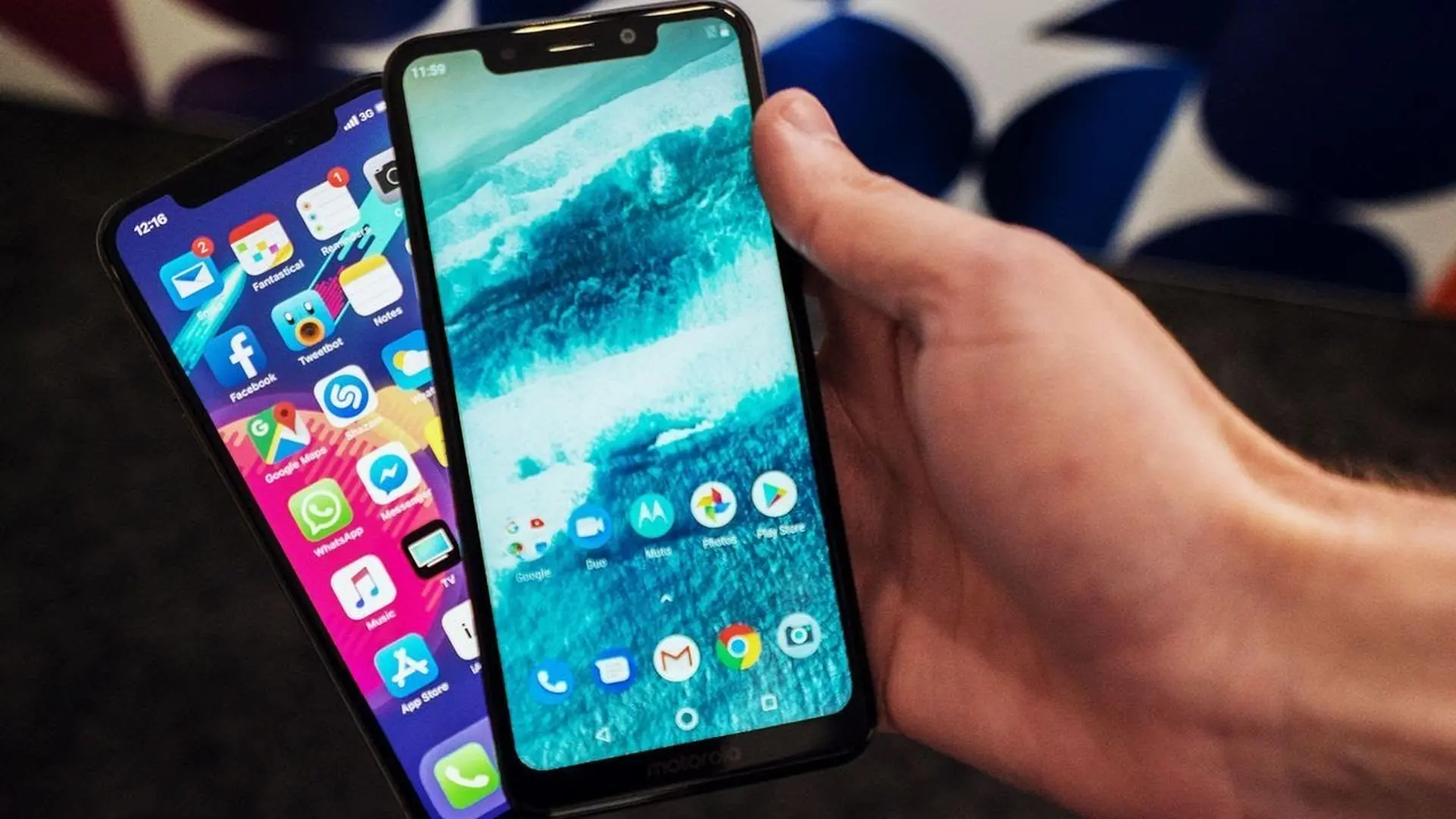 Trên tay Motorola One và Motorola One Power: Giống iPhone X, giá bằng 1/3