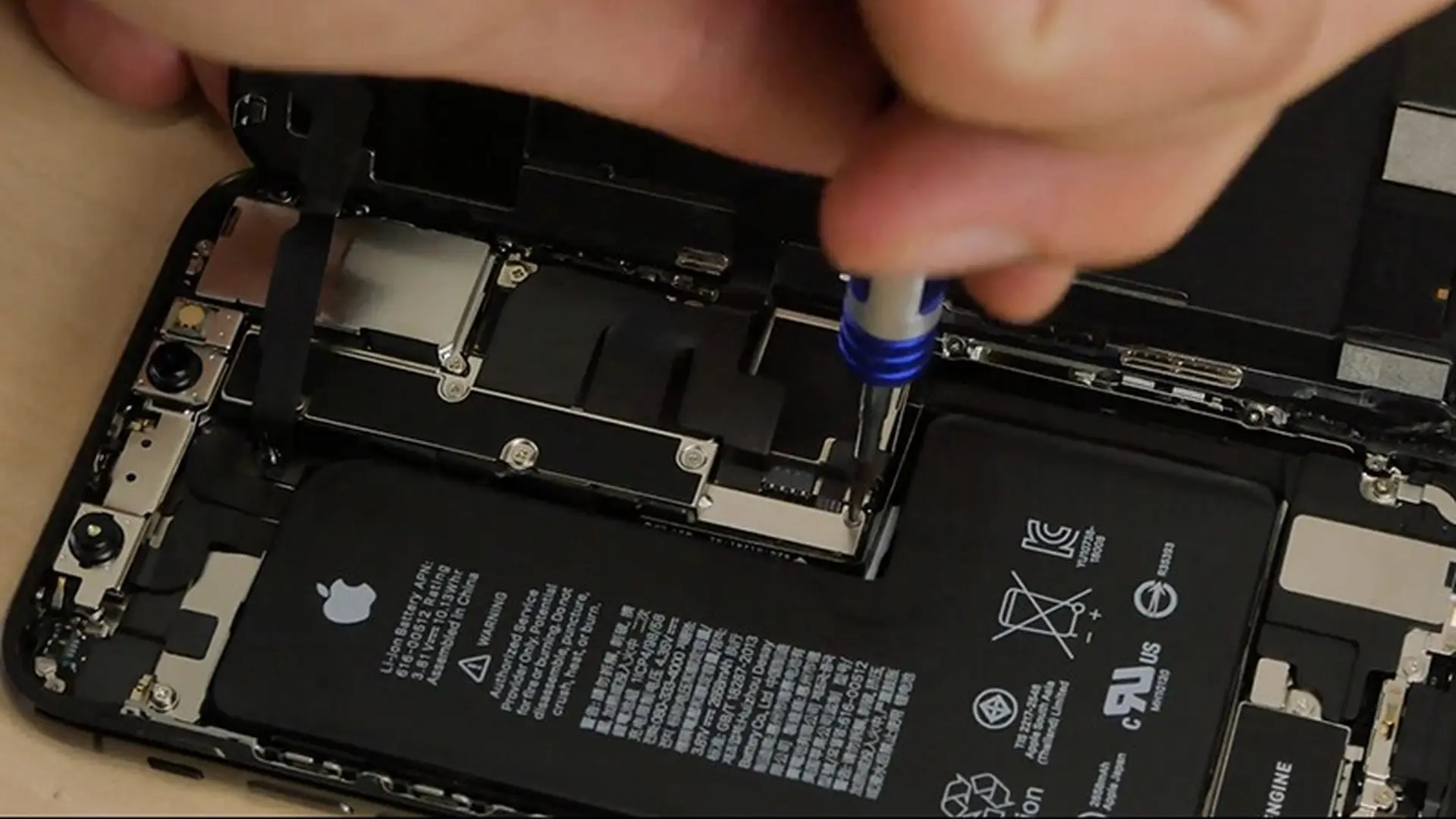 Đã có video "mổ bụng" iPhone XS đầu tiên trên thế giới - Xuất hiện pin đơn hình chữ L mới!
