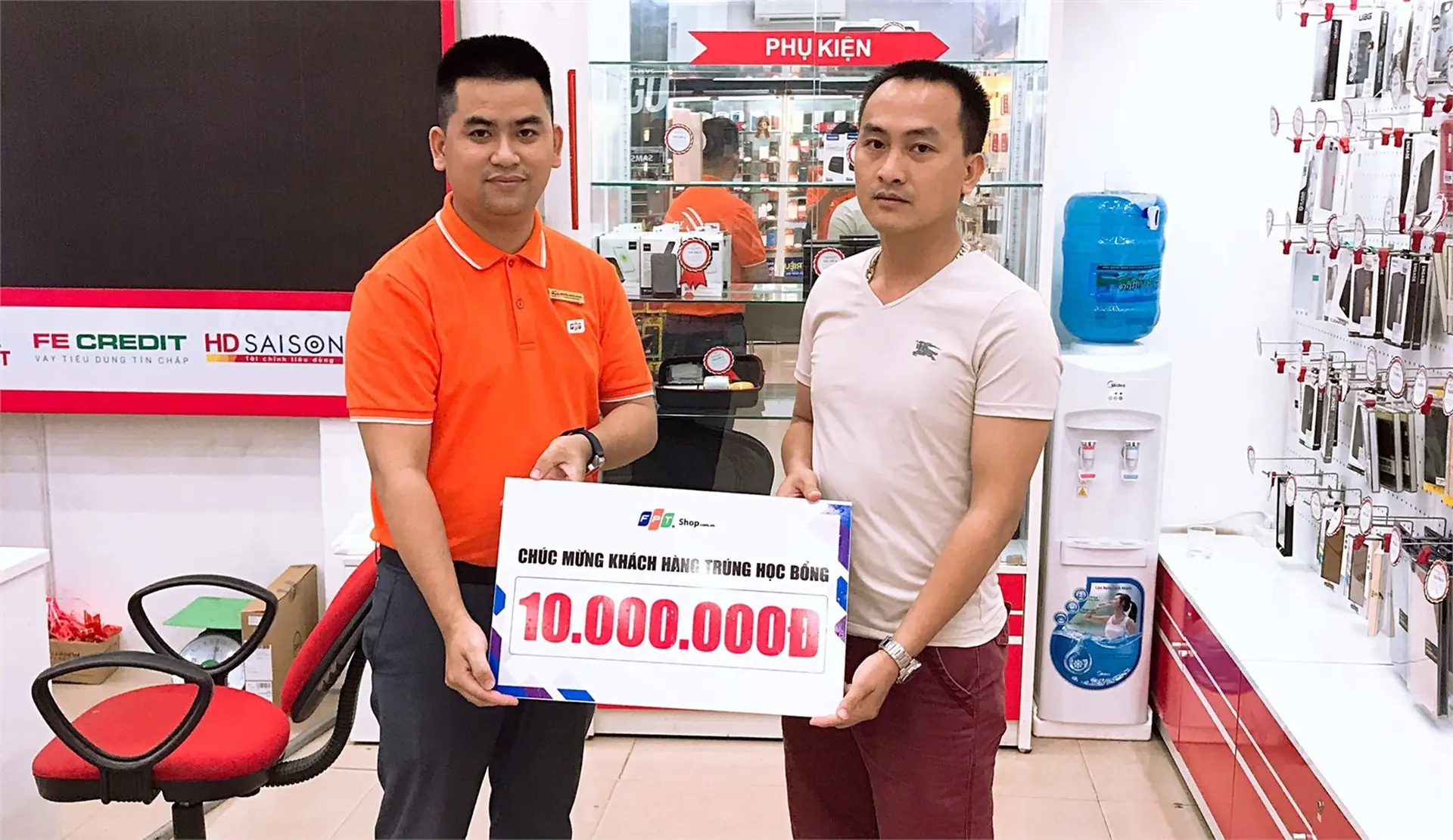 Đã tìm ra 2 chủ nhân tiếp theo trúng học bổng 10 triệu đồng khi mua Huawei Nova 3i tại FPT Shop