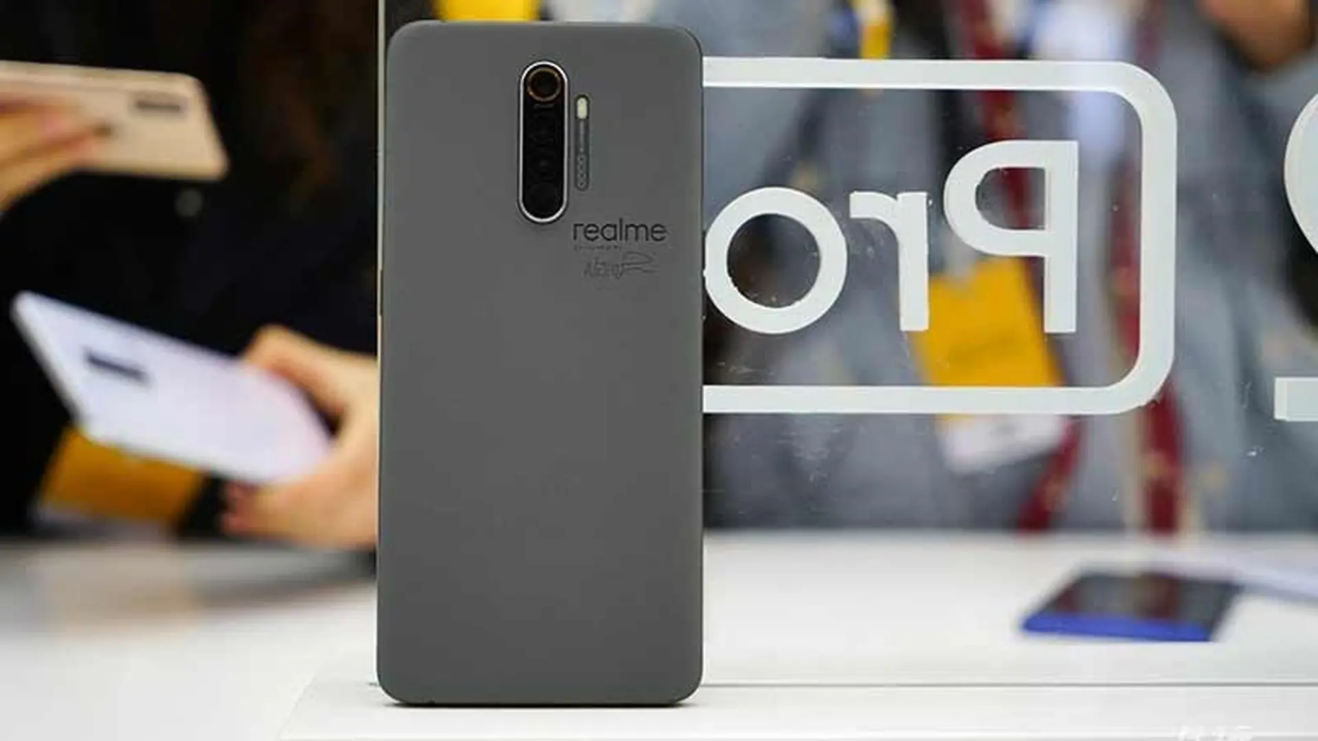 Trên tay Realme X2 Pro Master Edition: Mặt lưng đẳng cấp, giá gần 11 triệu đồng