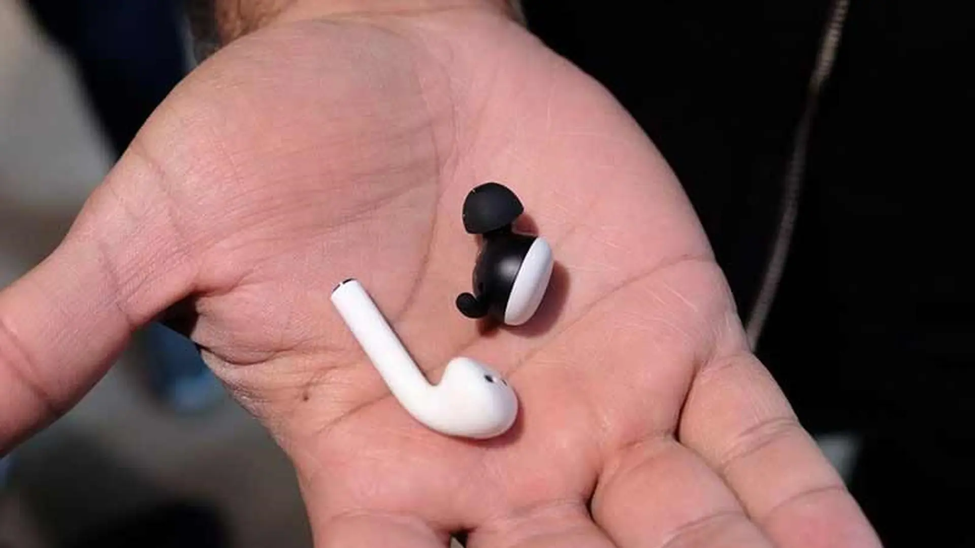Google Pixel Buds 2 vs Apple AirPods 2: Bạn sẽ chọn tai nghe nào?