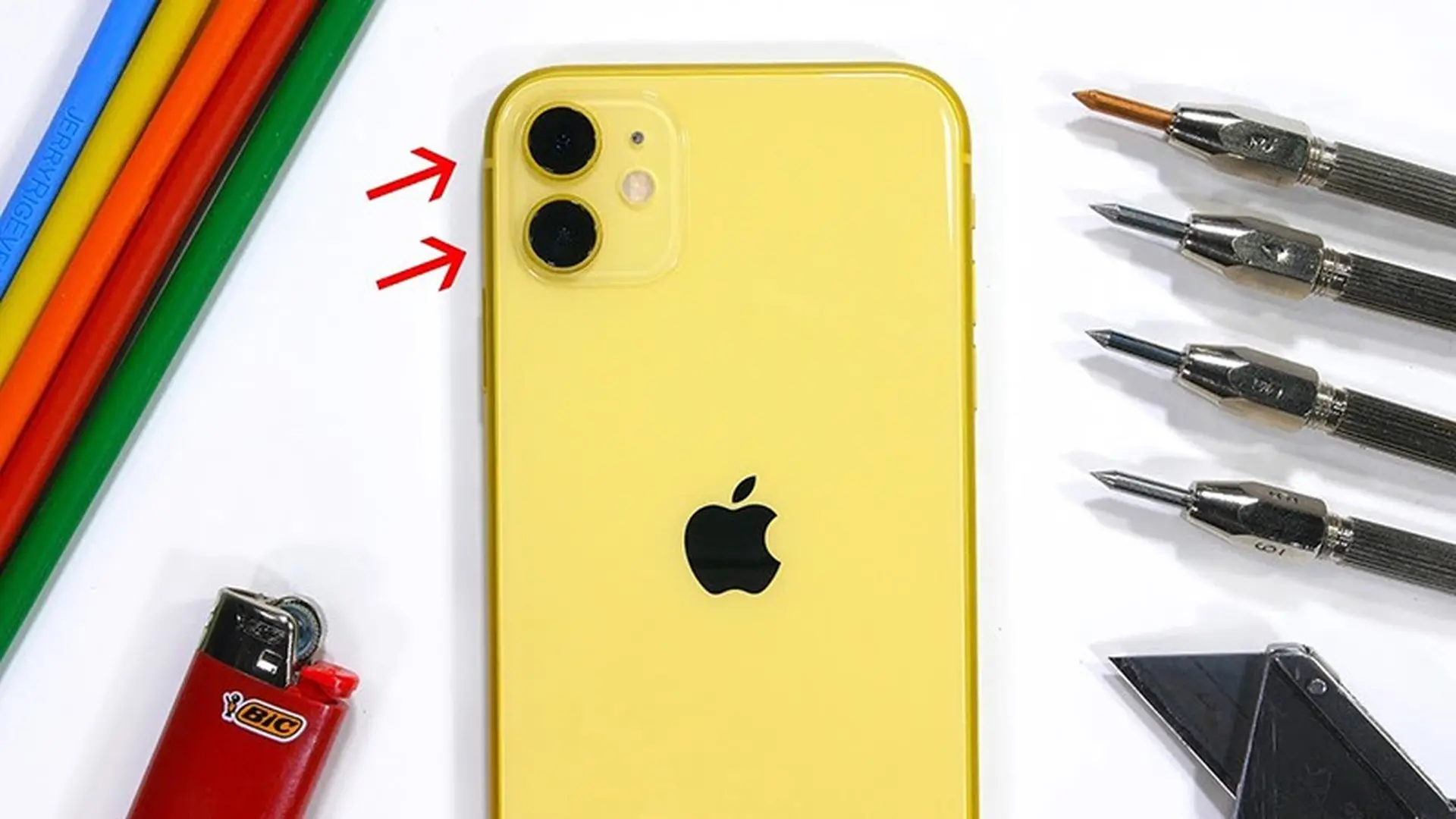 Sẽ ra sao nếu tra tấn iPhone 11 bằng dao rọc giấy, hơ lửa và bẻ cong