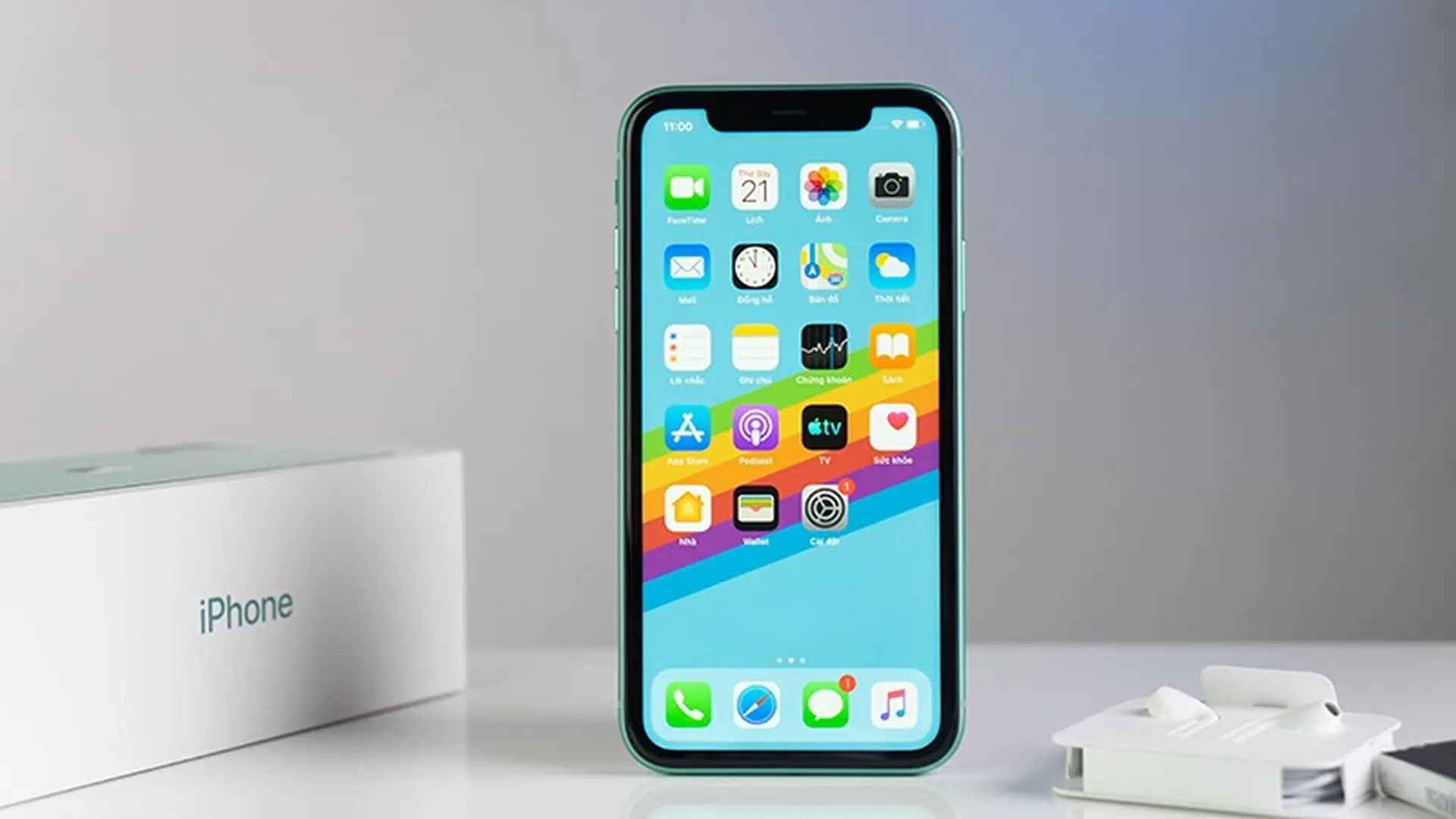 iPhone 11 không trang bị sạc nhanh, sạc không dây nhưng pin "trâu" là đủ